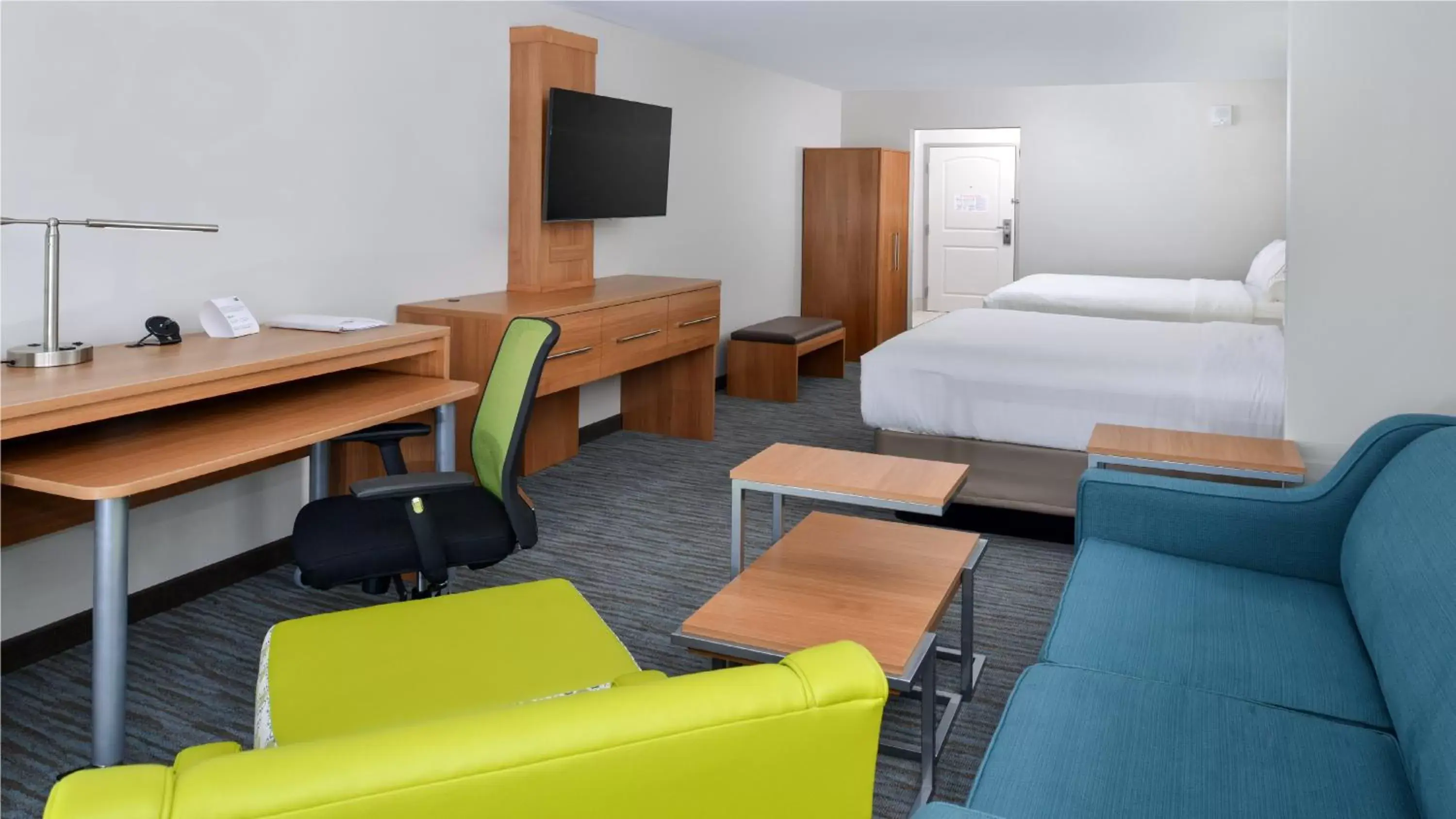 Living room, TV/Entertainment Center in Holiday Inn Express & Suites Lexington Midtown - I-75, an IHG Hotel