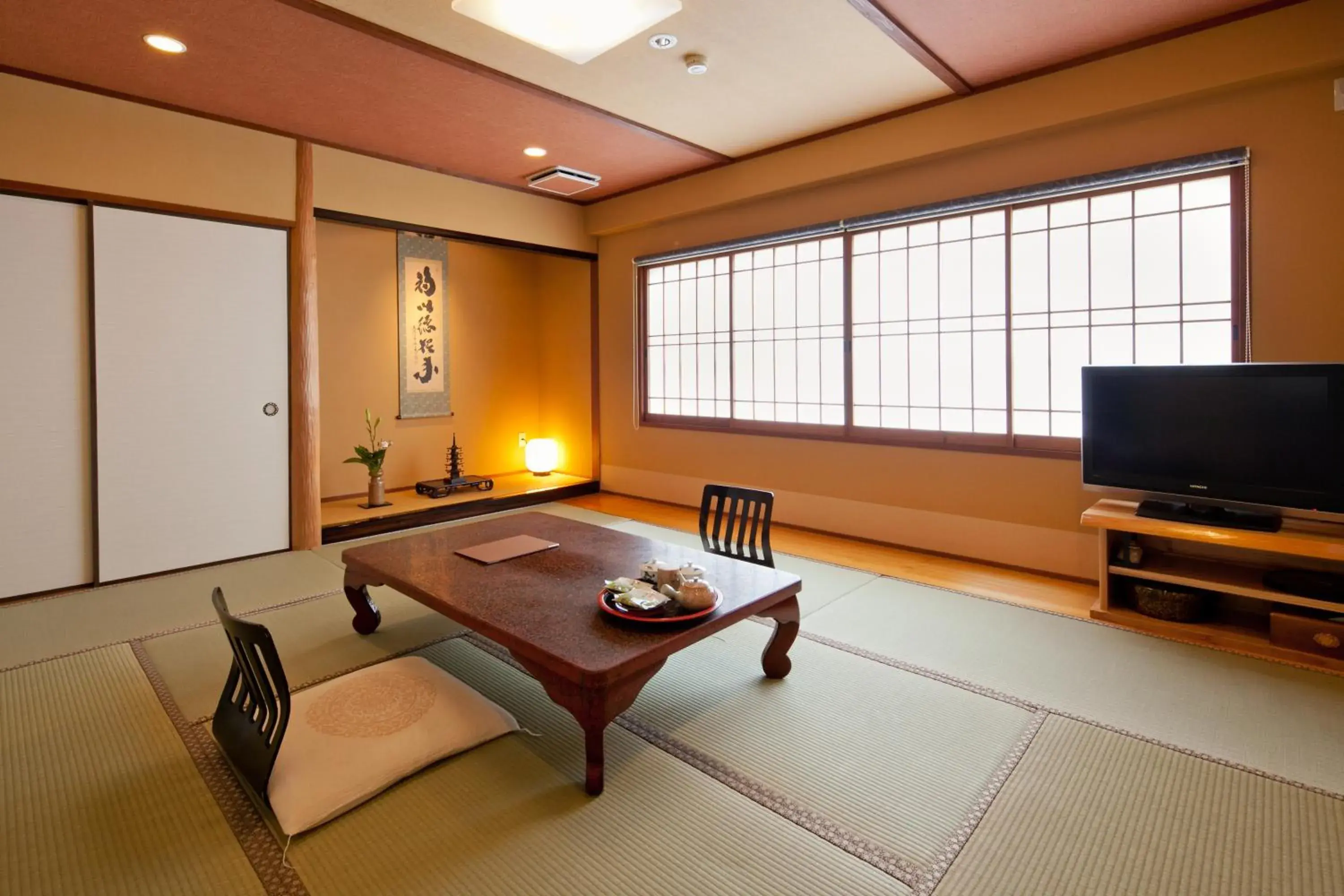 Photo of the whole room in Ryokan Oomuraya