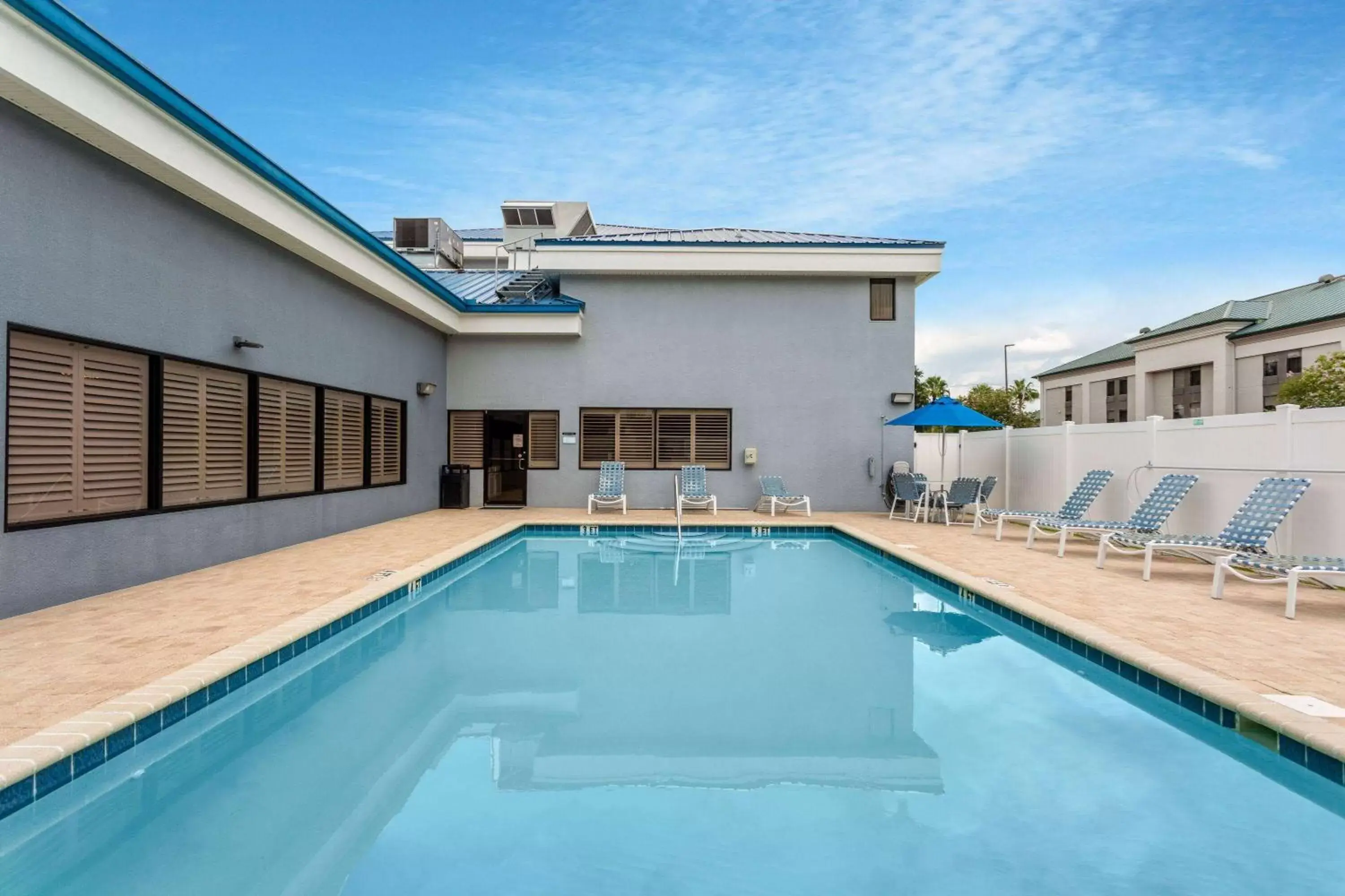 Pool view, Swimming Pool in Days Inn & Suites by Wyndham Lakeland