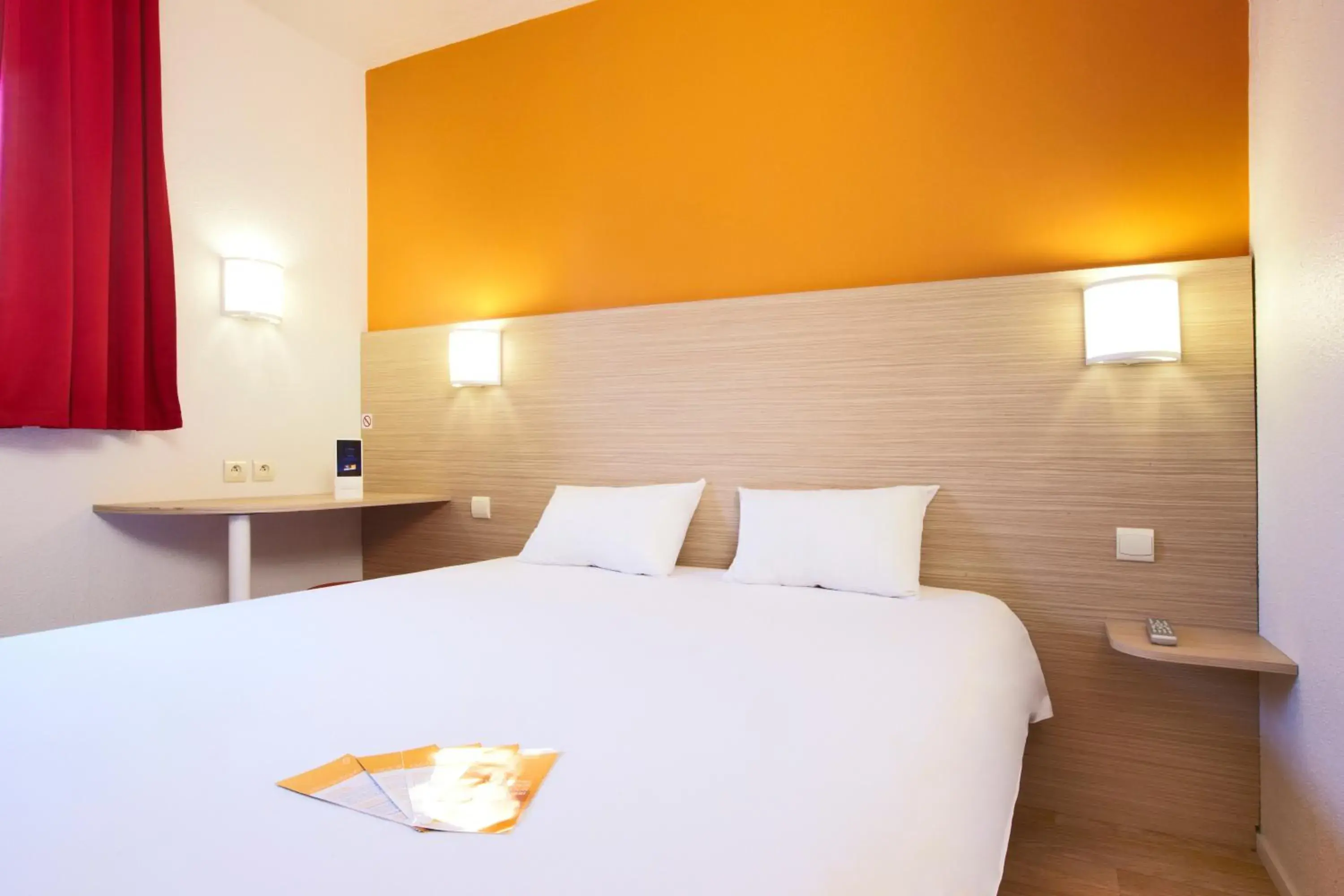 Photo of the whole room, Bed in Premiere Classe Bordeaux Nord - Lac