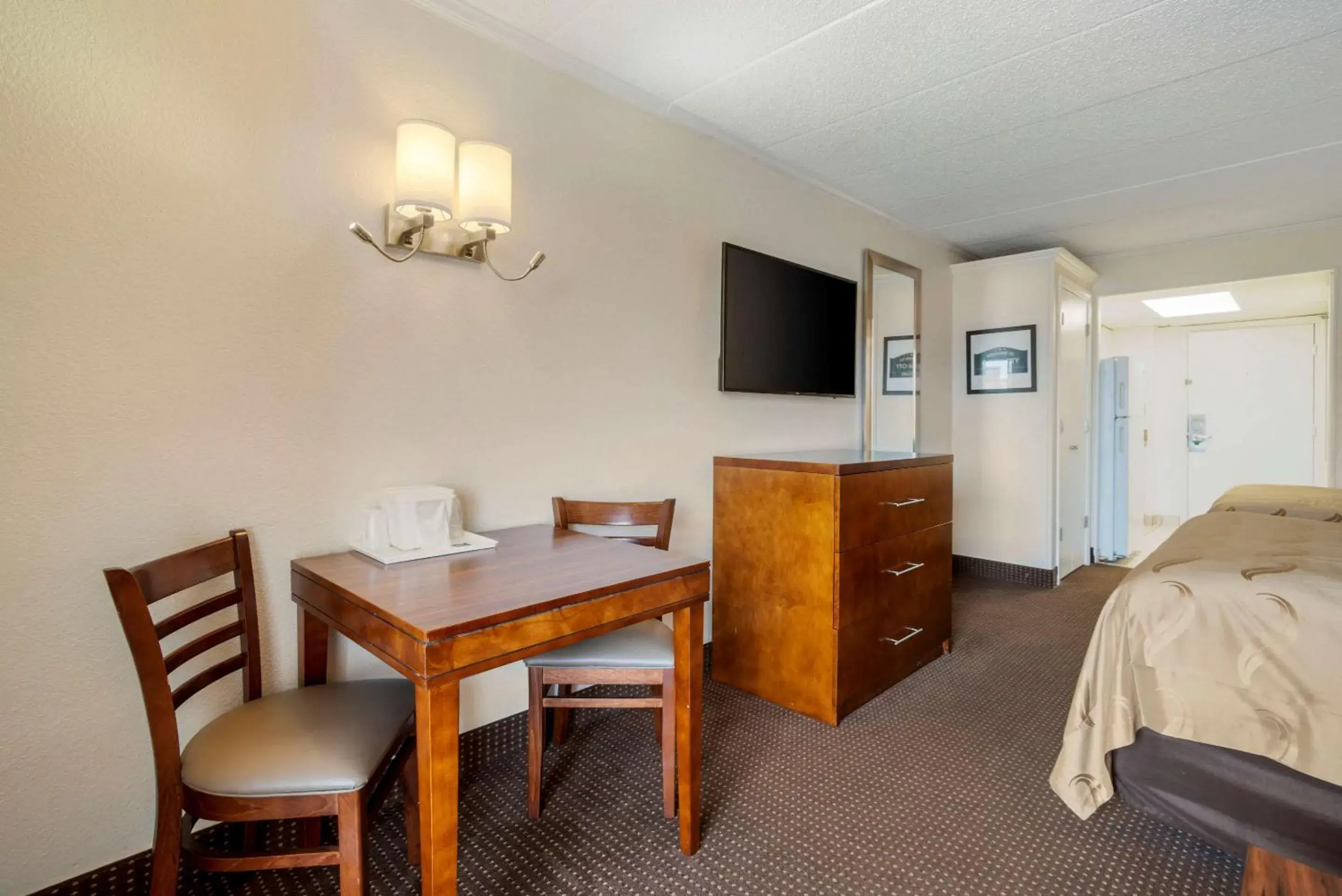 Bedroom, Dining Area in Quality Inn & Suites Oceanblock