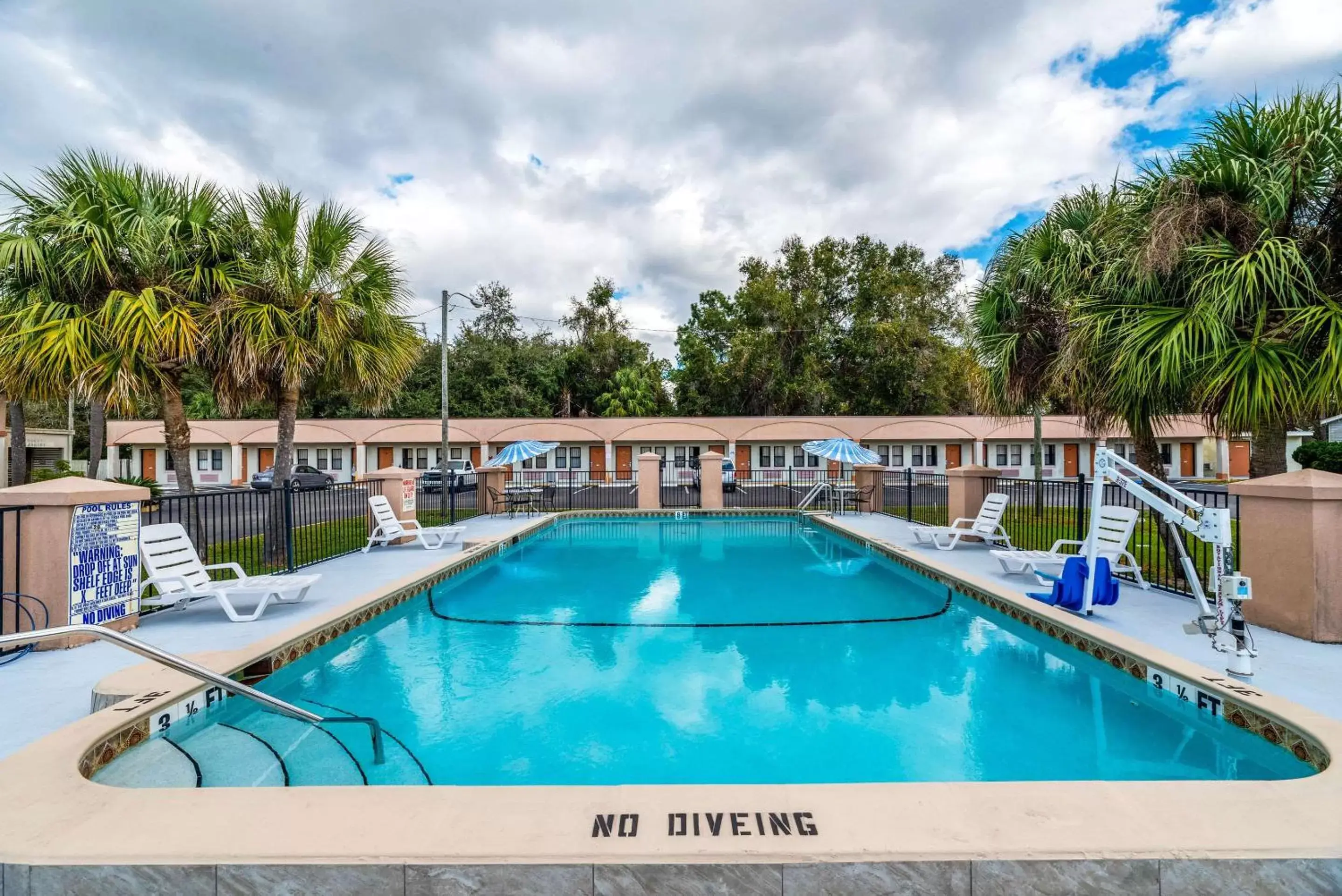 On site, Swimming Pool in Econo Lodge Crystal River