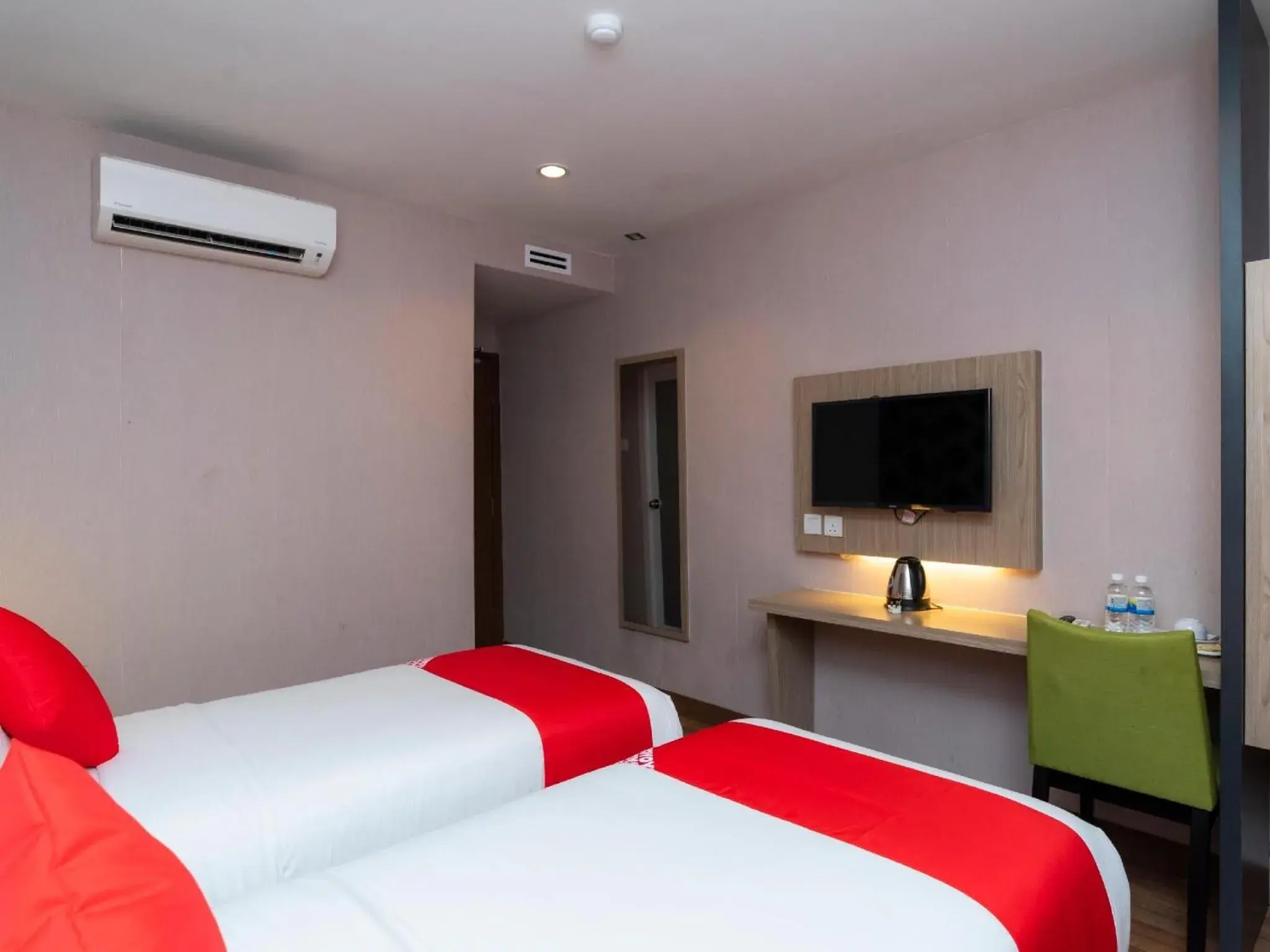 TV and multimedia, Bed in Hotel 101 Ulu Tiram