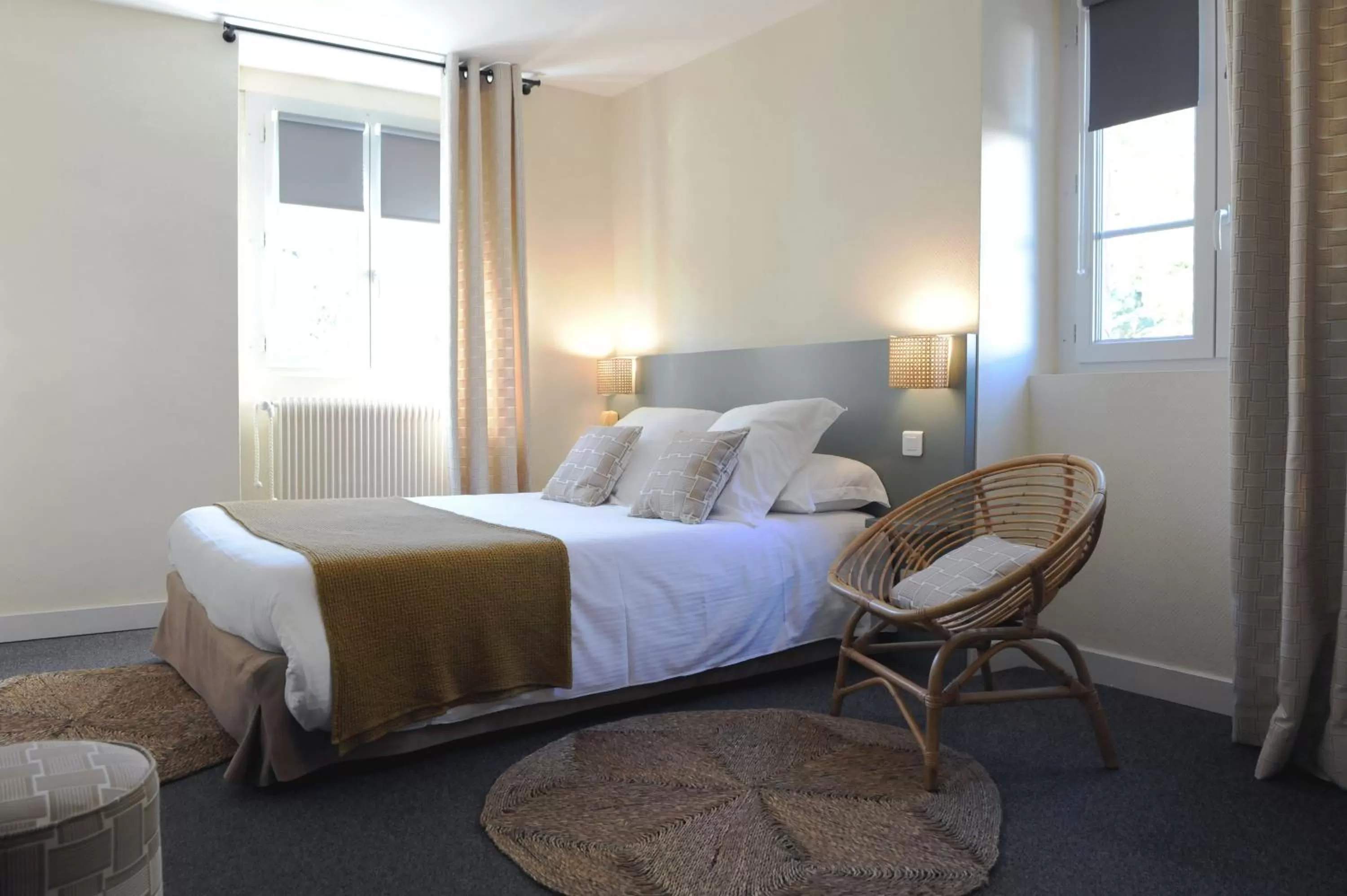 Bed in Logis Hôtel du Chêne