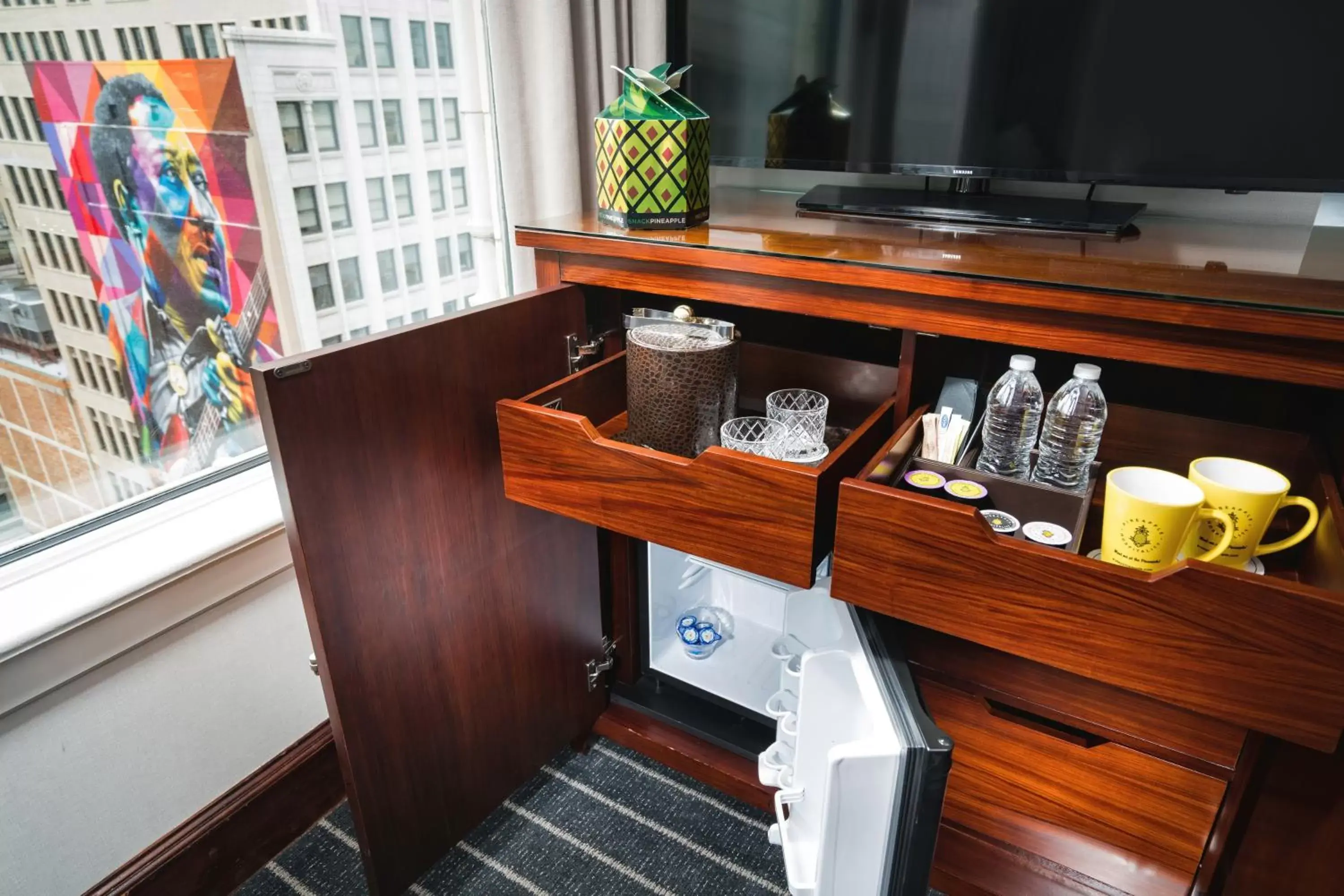 Coffee/tea facilities in Staypineapple, An Iconic Hotel, The Loop