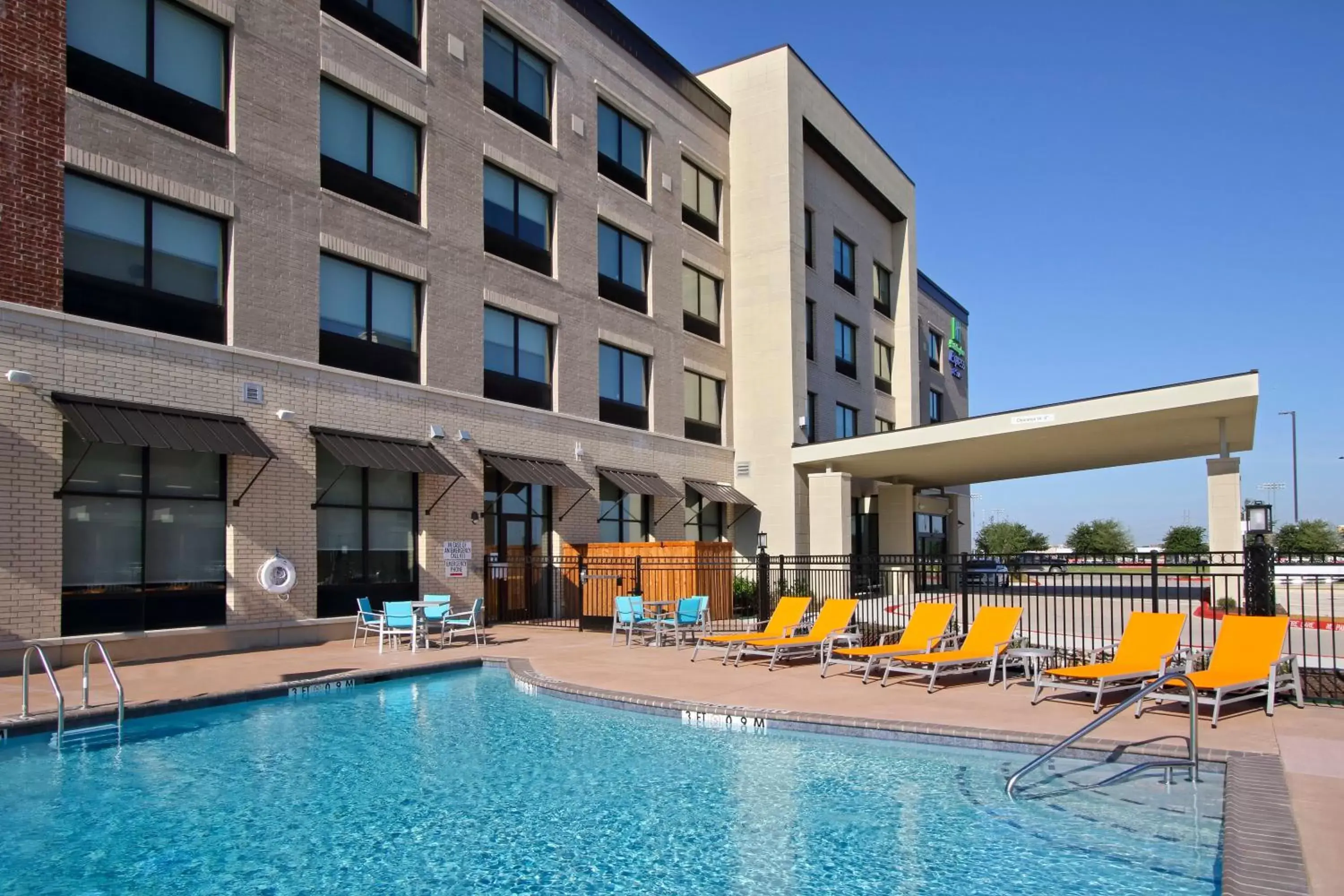 Swimming pool, Property Building in Holiday Inn Express & Suites - Frisco NW Toyota Stdm, an IHG Hotel
