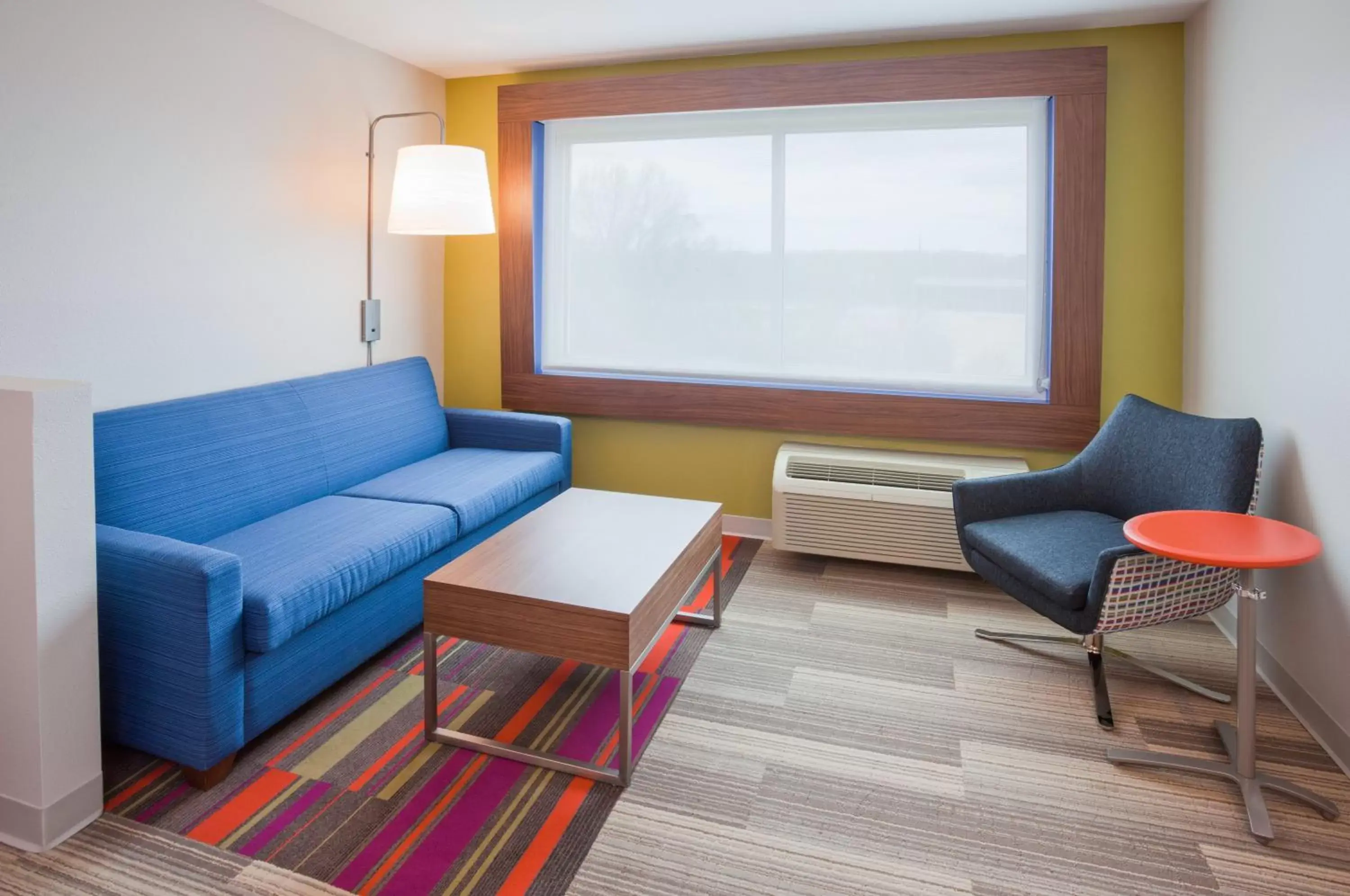 Photo of the whole room, Seating Area in Holiday Inn Express and Suites Des Moines Downtown, an IHG Hotel