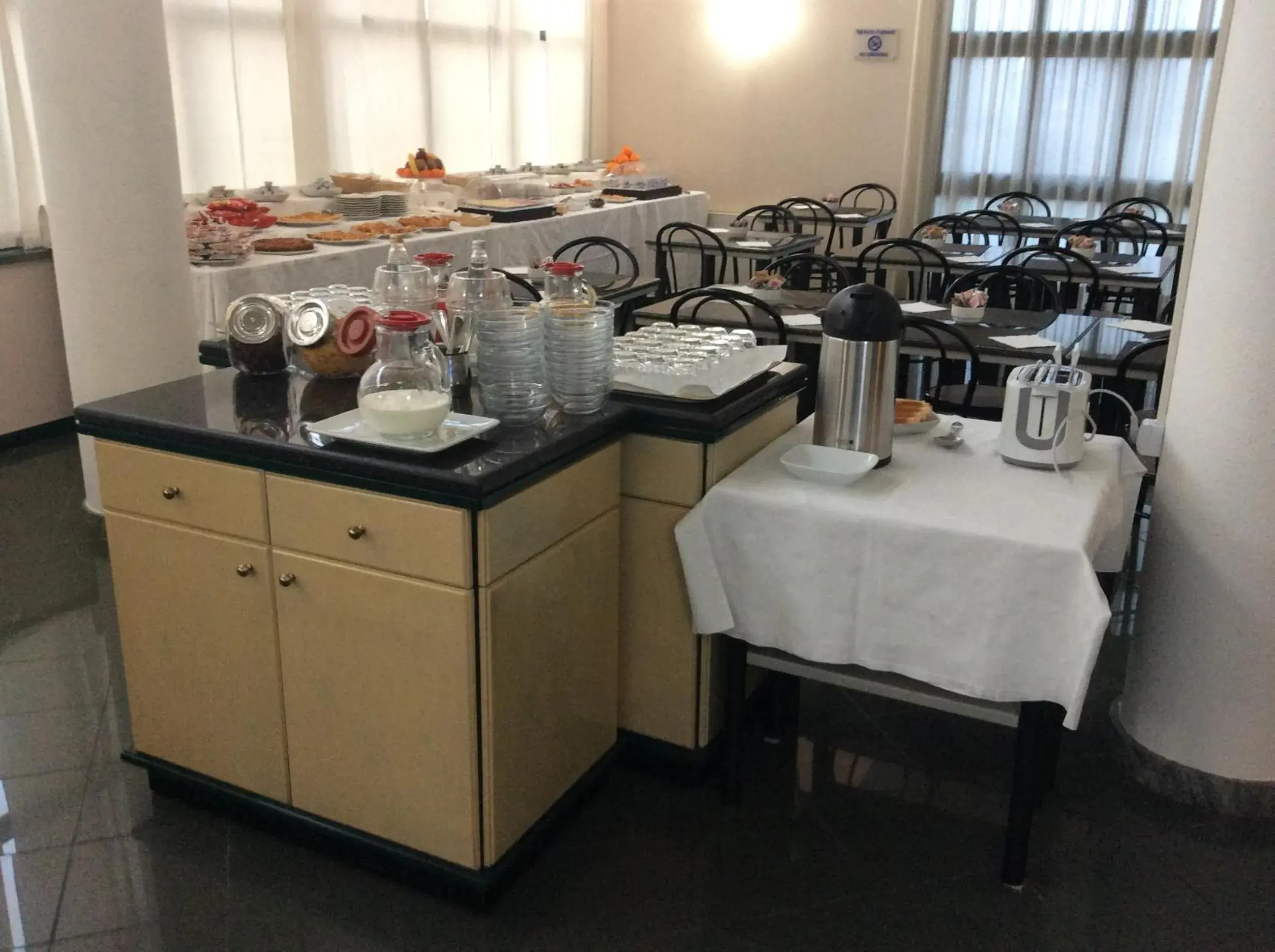 Coffee/tea facilities, Restaurant/Places to Eat in Hotel Motel Futura