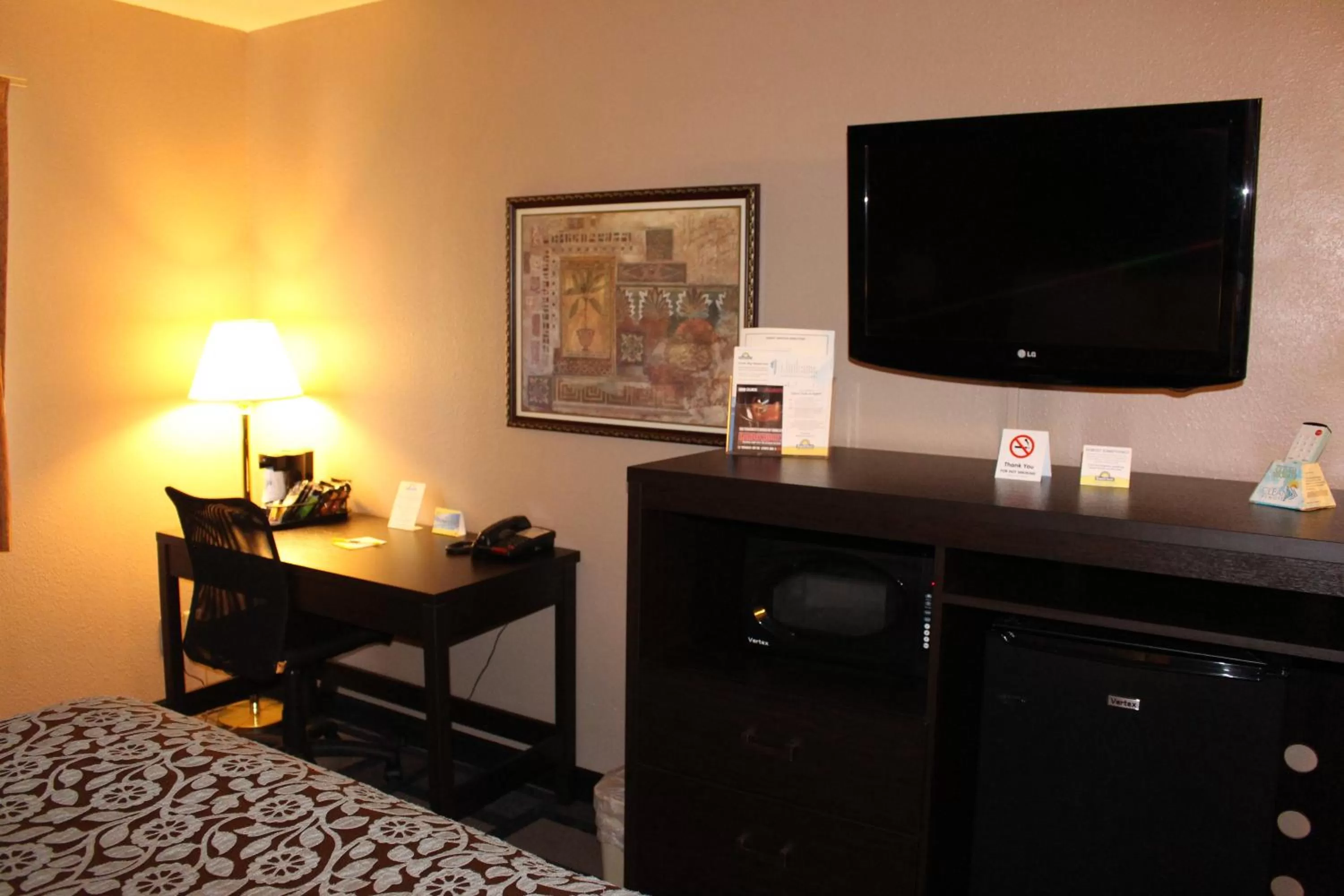TV and multimedia, Bed in Days Inn by Wyndham Watertown