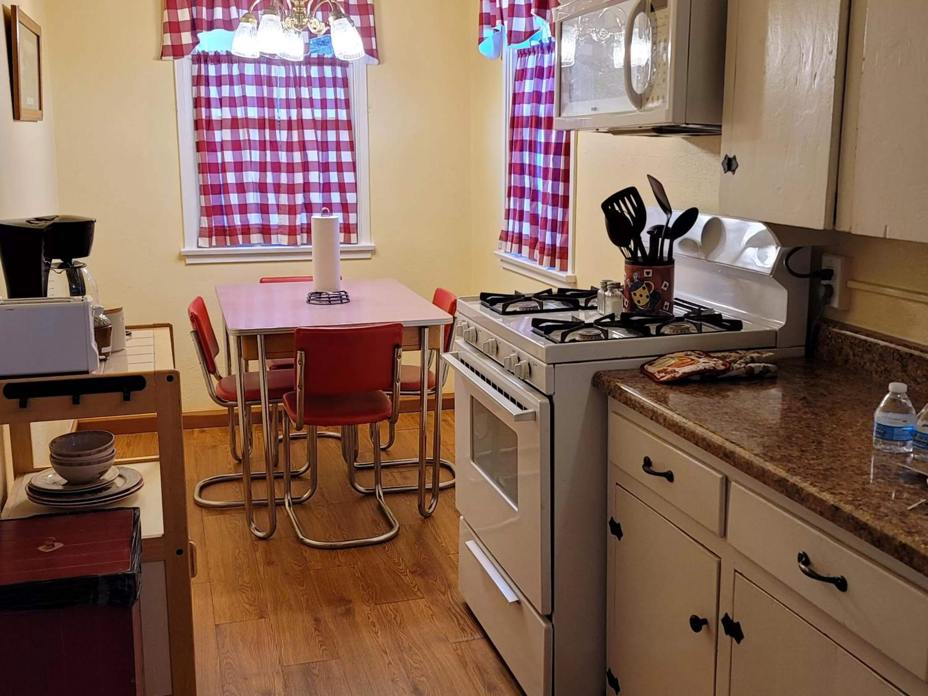 Kitchen or kitchenette, Kitchen/Kitchenette in Hillcrest Suites & Cabins