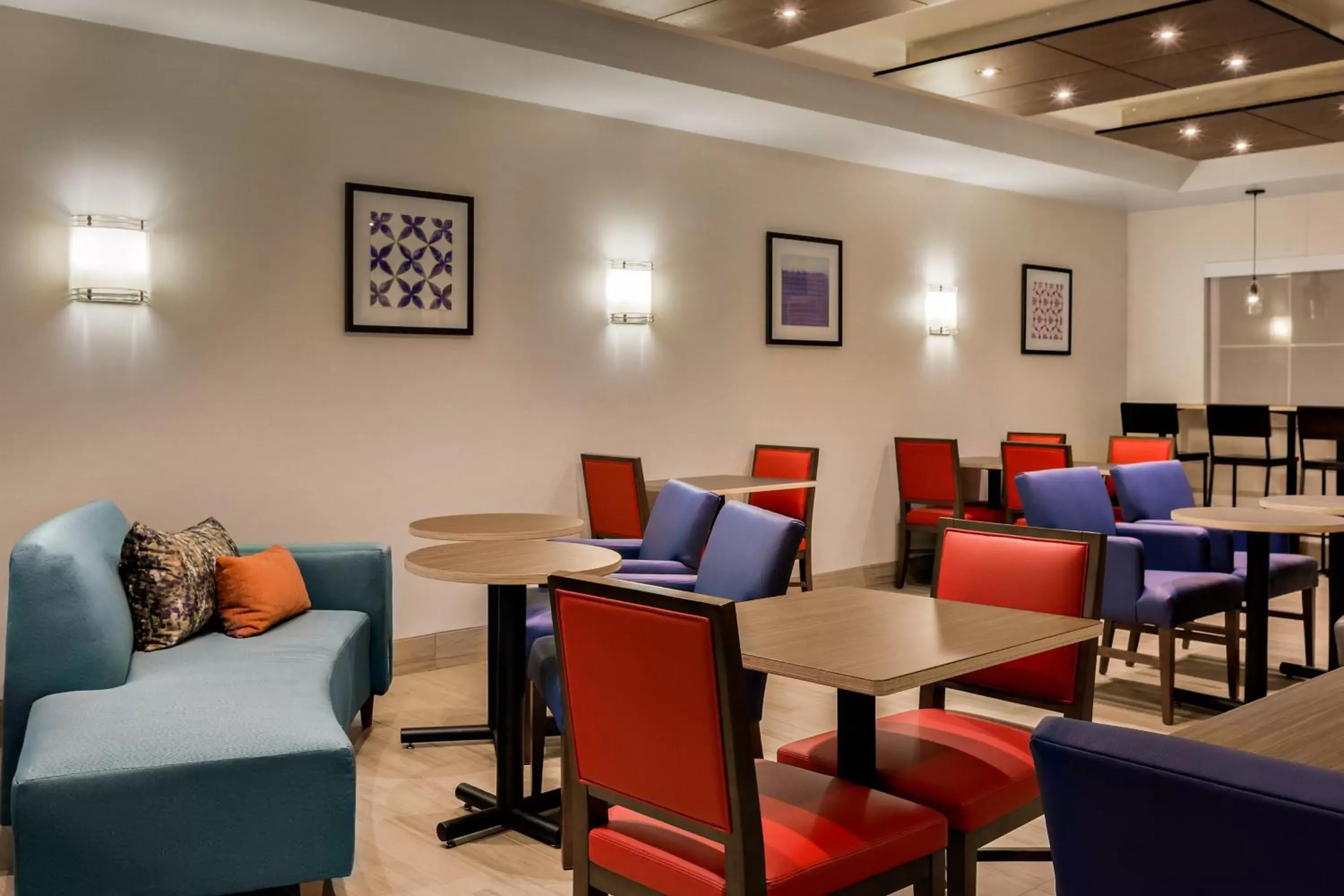 Breakfast, Lounge/Bar in Holiday Inn Express Hotel & Suites Oroville Southwest, an IHG Hotel