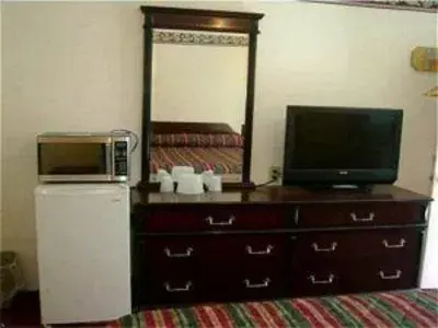 TV and multimedia, TV/Entertainment Center in Passport Inn & Suites Chaplin