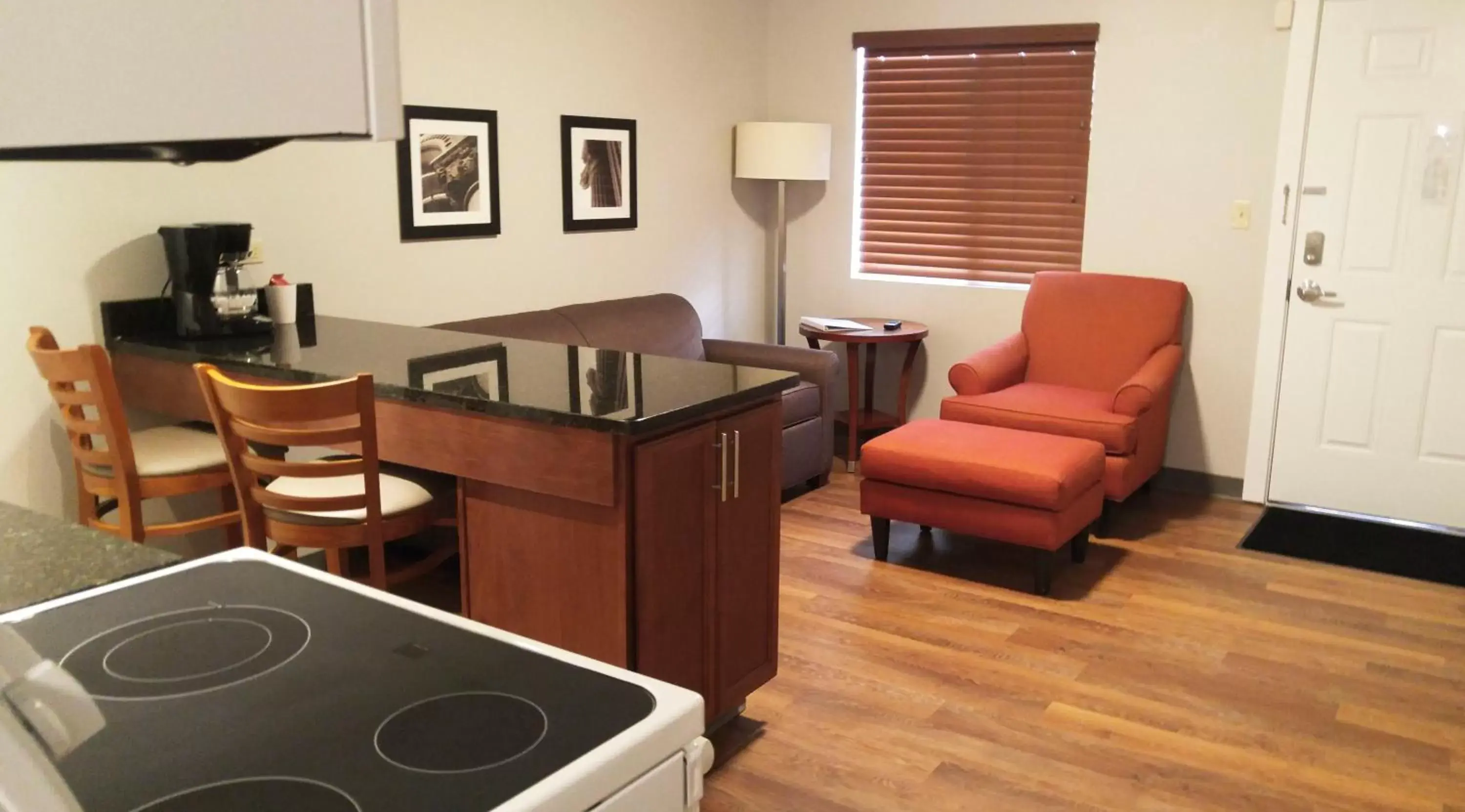 Photo of the whole room, Kitchen/Kitchenette in Affordable Suites of America Portage