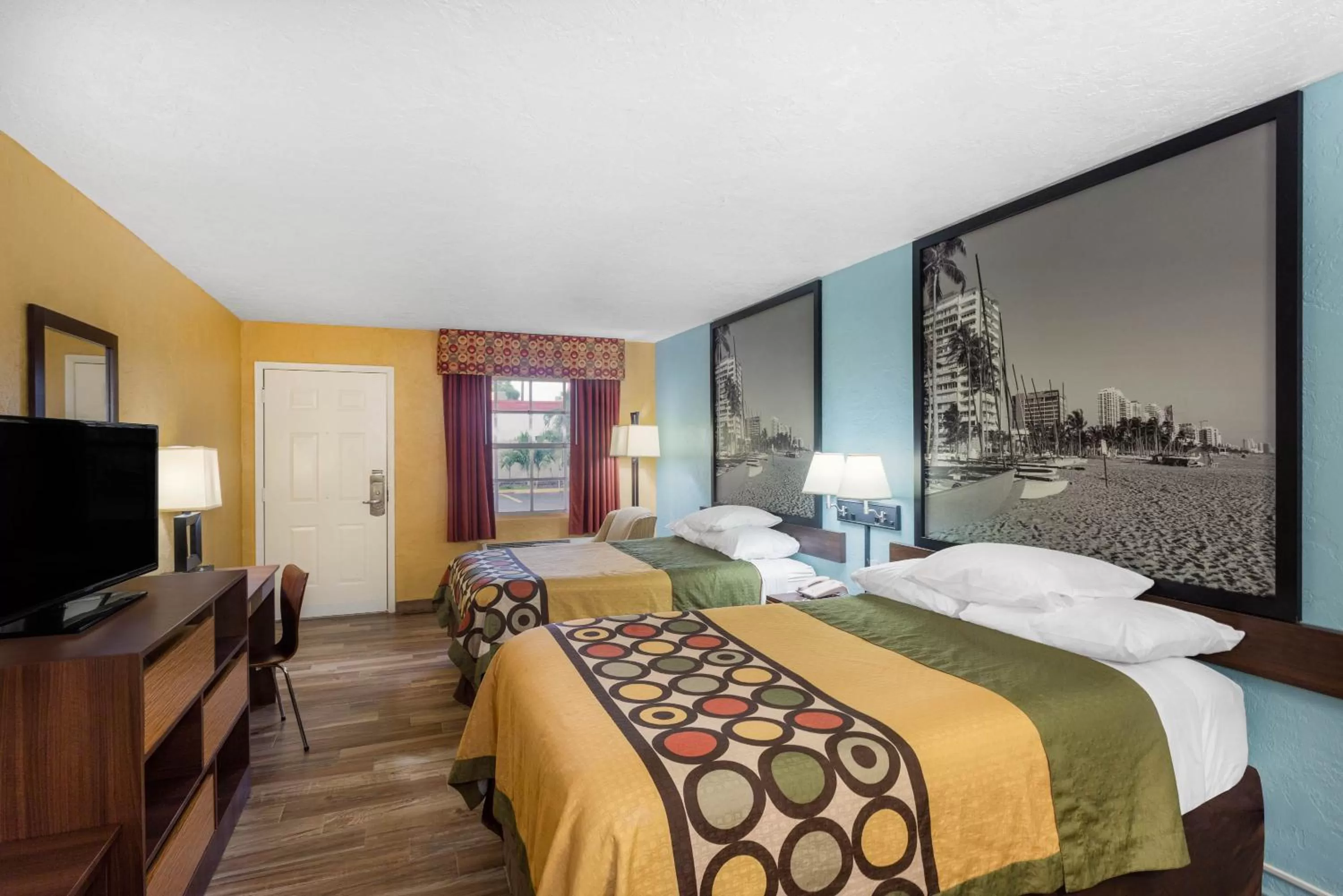 Photo of the whole room, Bed in Super 8 by Wyndham Bradenton Sarasota Area