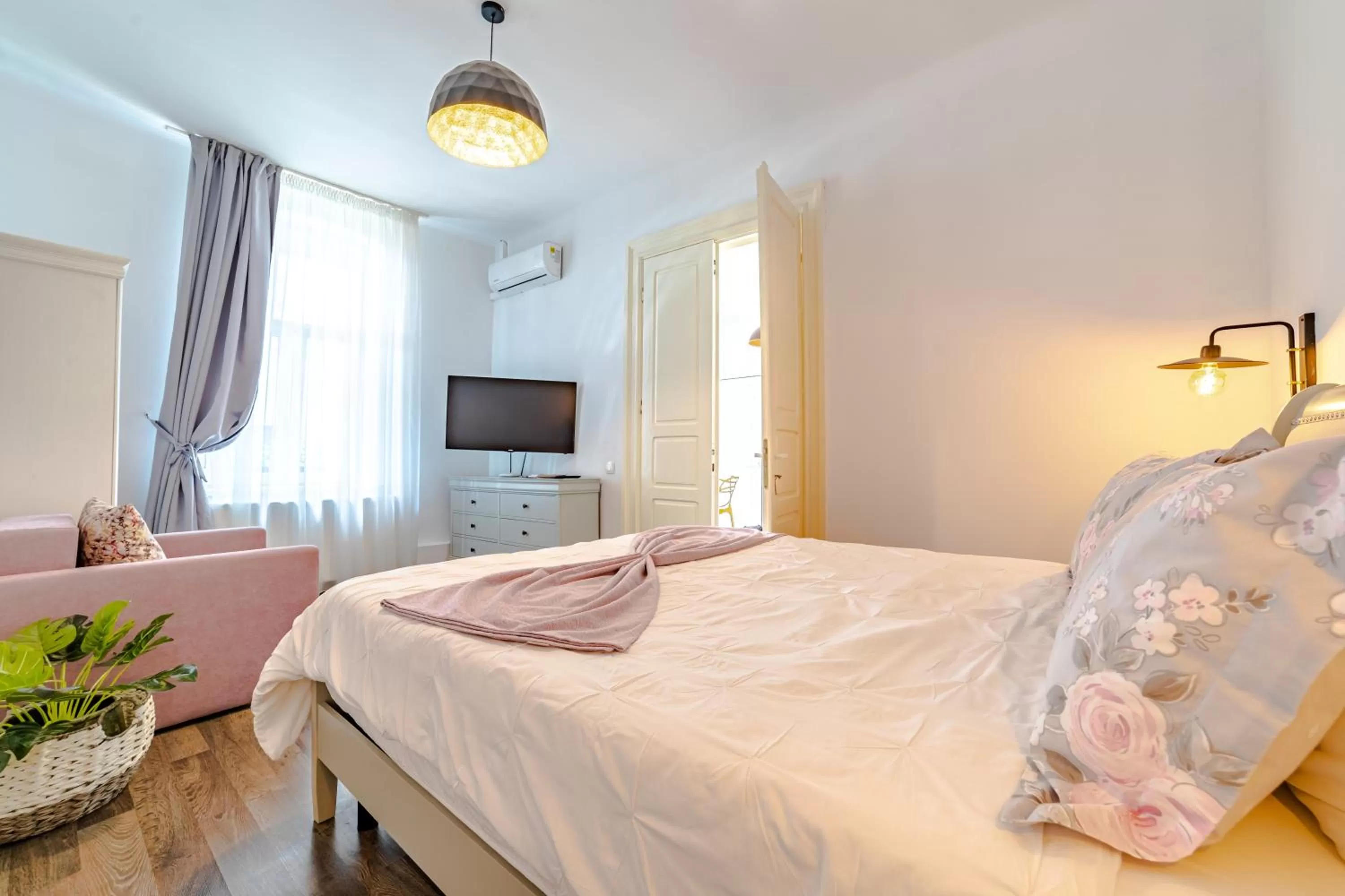 Bedroom, Bed in ALBERT RESIDENCE Brasov with complimentary parking and 10 percent Food and Drinks