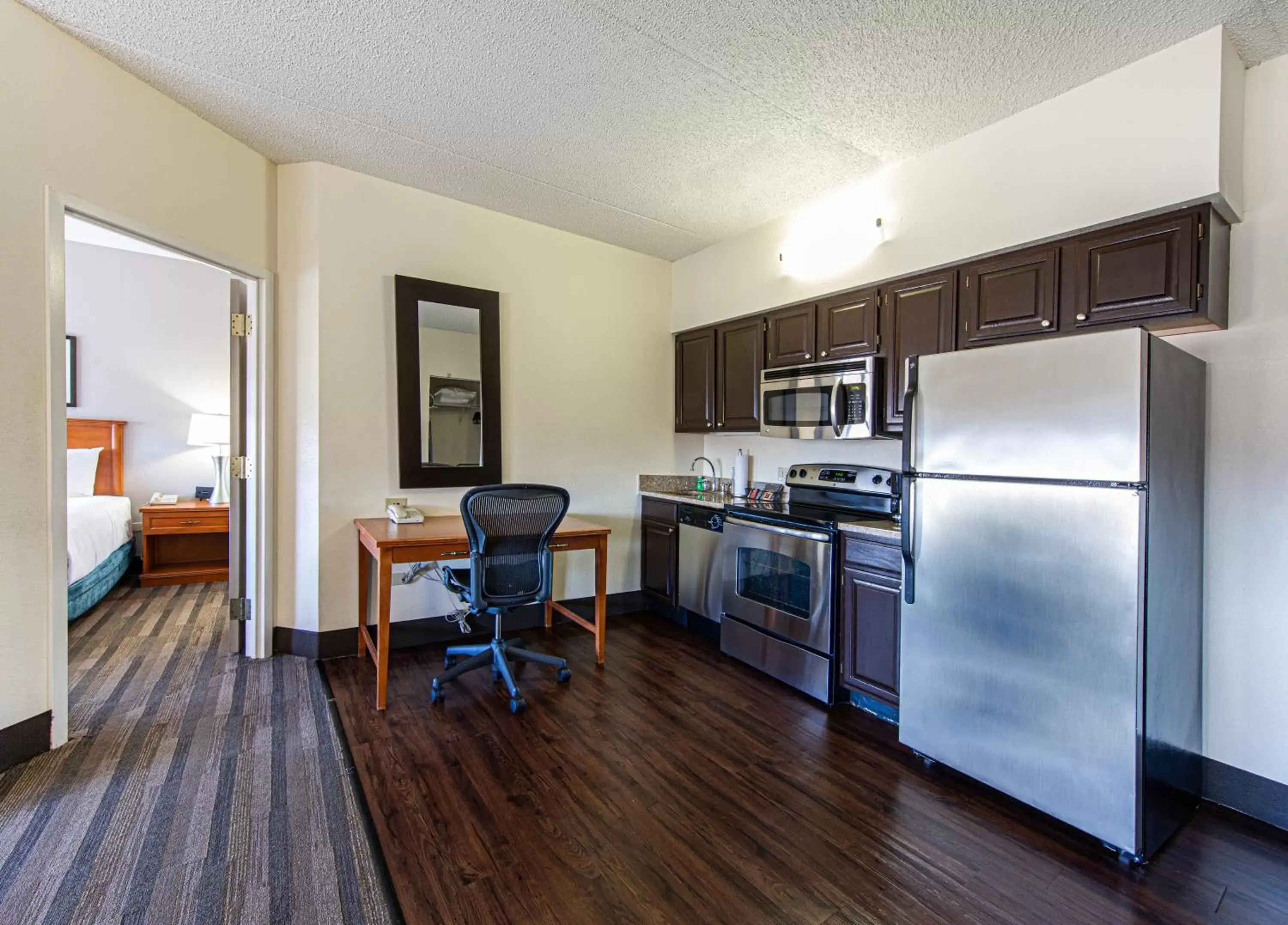 Kitchen or kitchenette, Kitchen/Kitchenette in Hyatt House Chicago Schaumburg