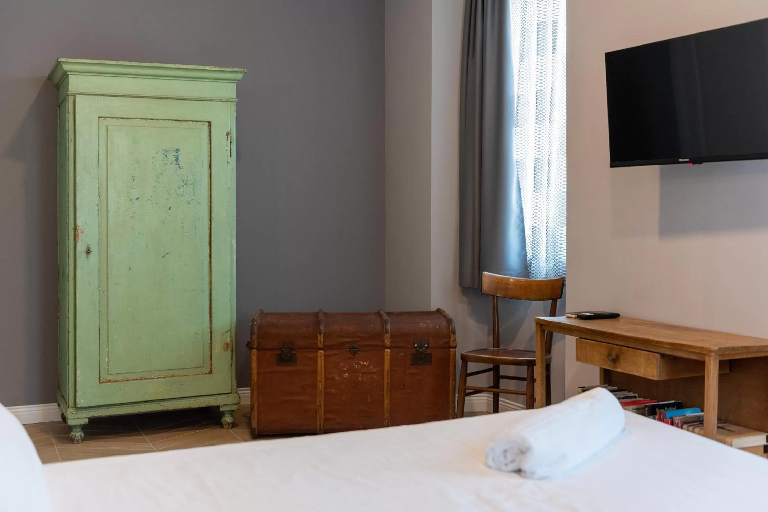 TV/Entertainment Center in CASA Room Apartments Machiavelli 13