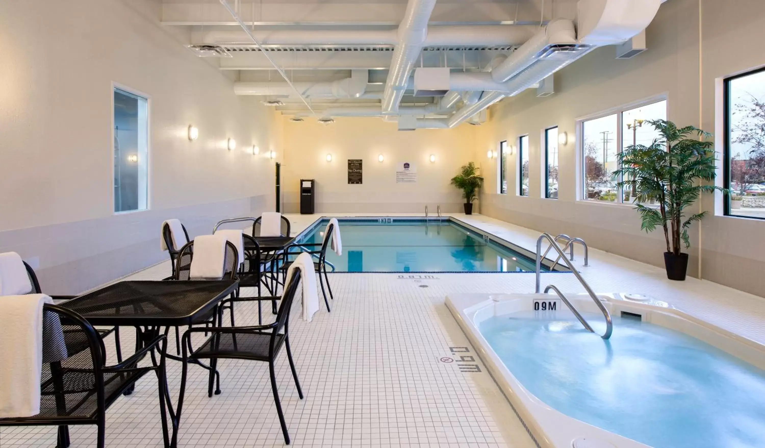 Hot Tub, Swimming Pool in Best Western Plus Winnipeg Airport Hotel