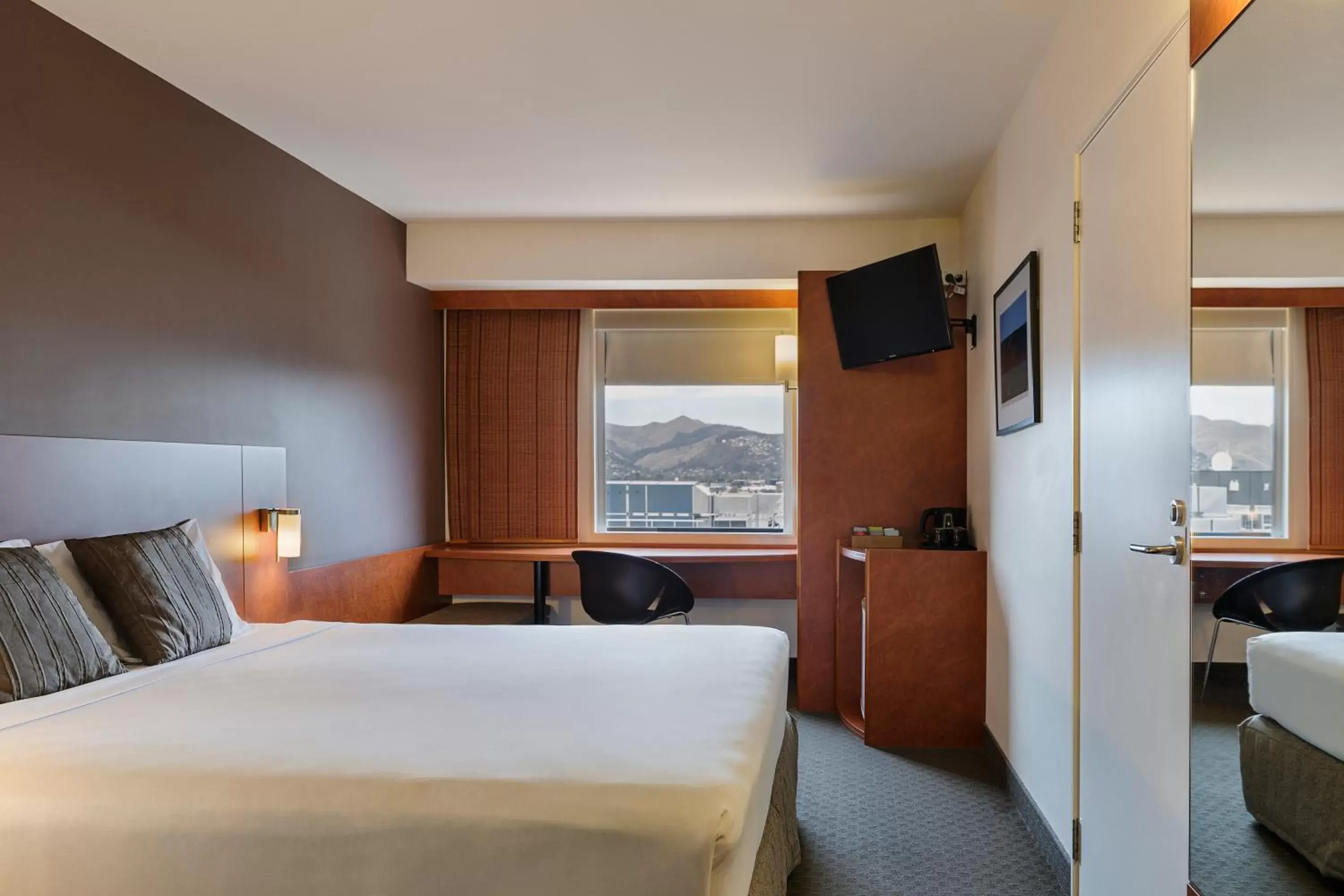 Photo of the whole room, Bed in Ibis Christchurch Photo of the whole room, Bed in Ibis Christchurch