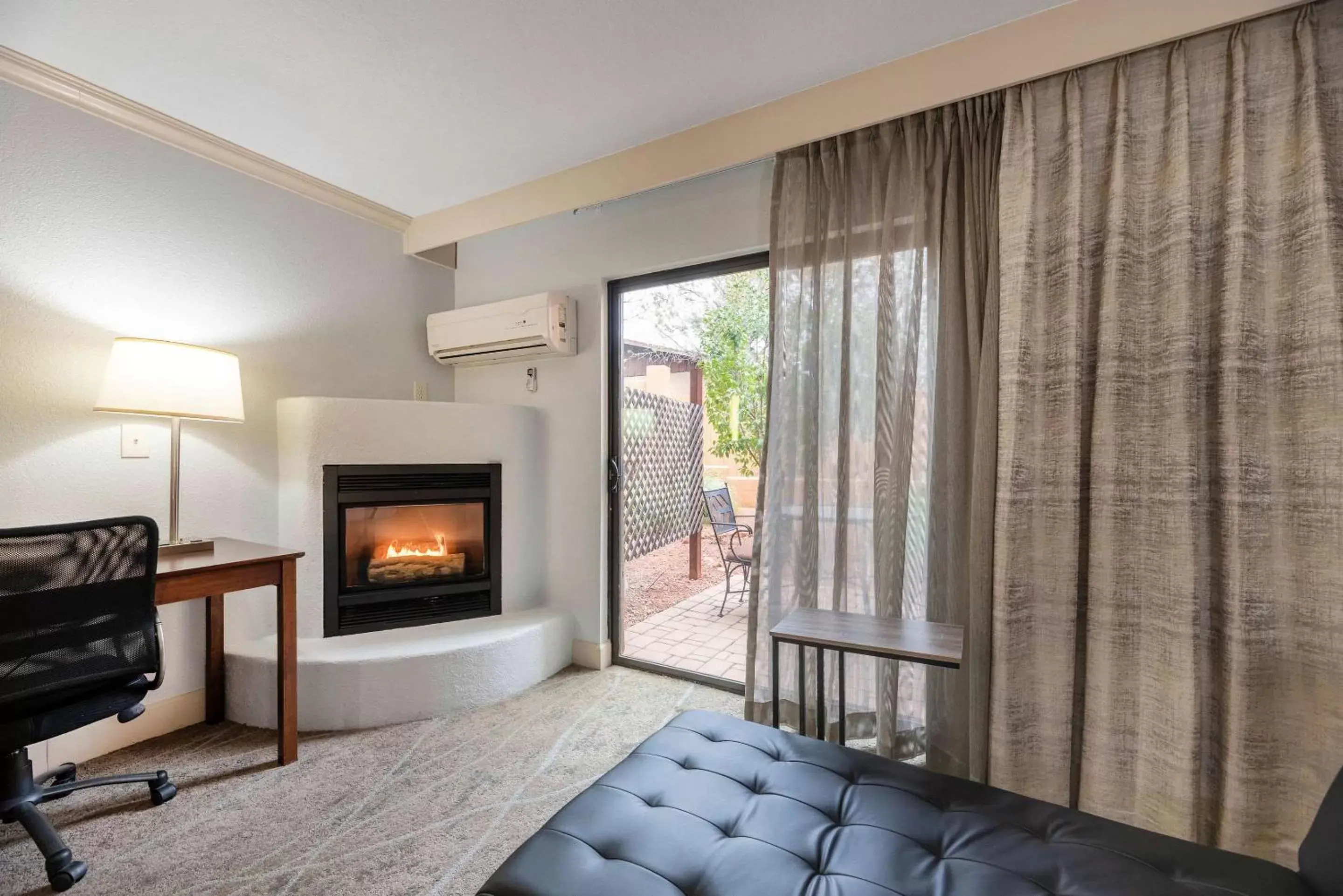 Bedroom, TV/Entertainment Center in Arroyo Pinion Hotel, Ascend Hotel Collection