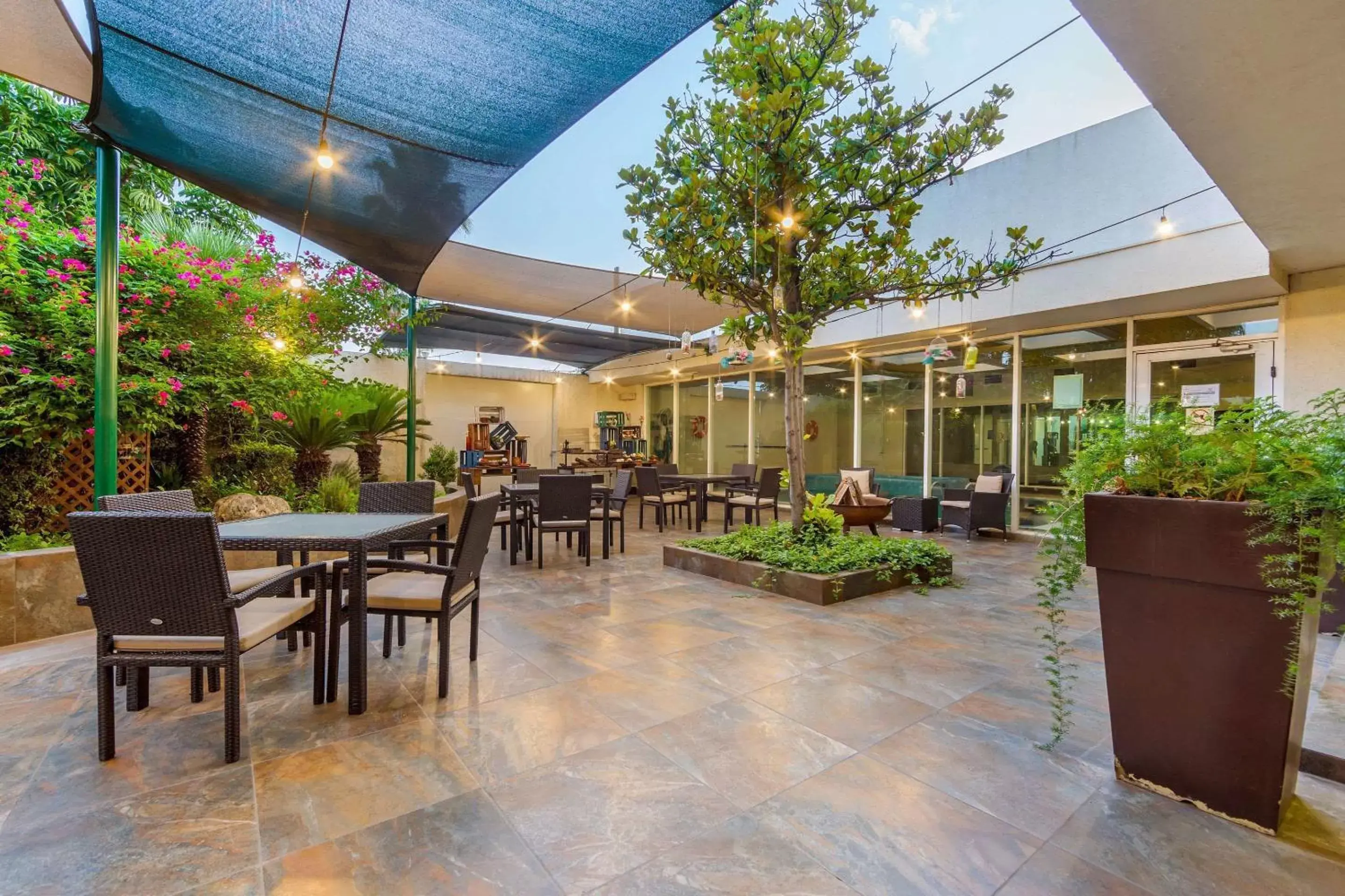 Patio, Restaurant/Places to Eat in Quality Inn Monterrey La Fe