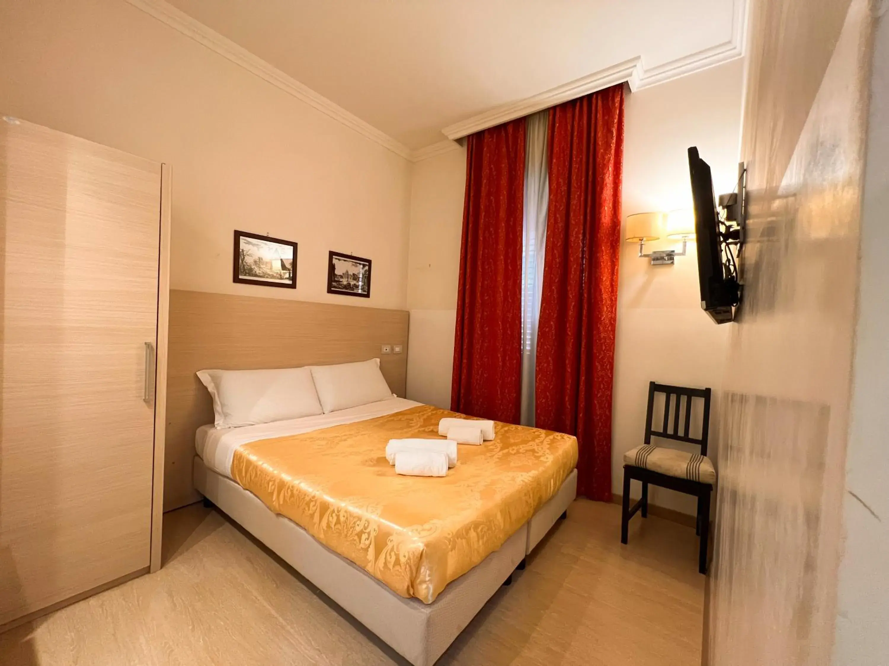 Photo of the whole room, Bed in Booking House Roma 