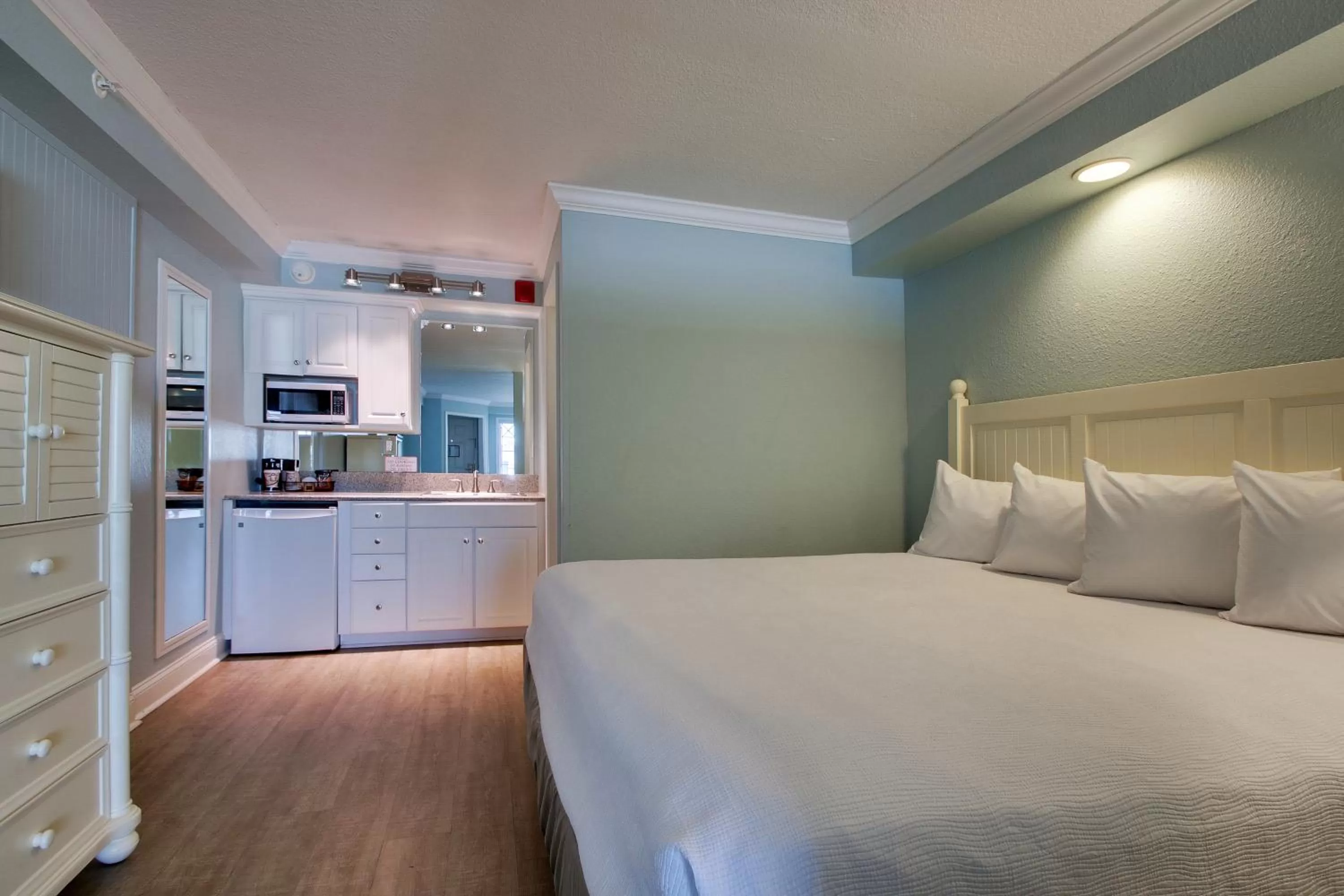 Bedroom, Bed in Islander Hotel & Resort