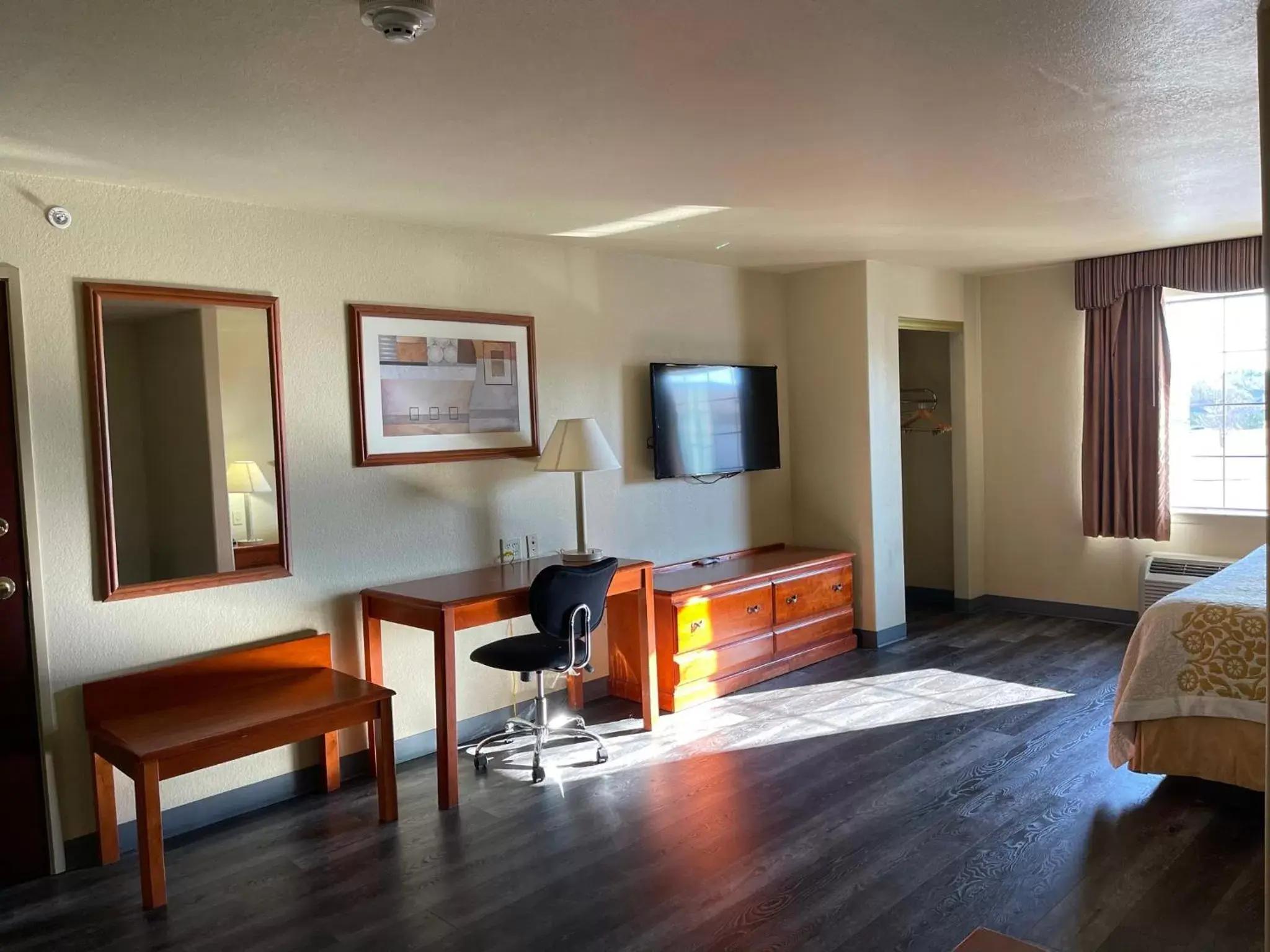 Bedroom, TV/Entertainment Center in Nature Inn & Suites