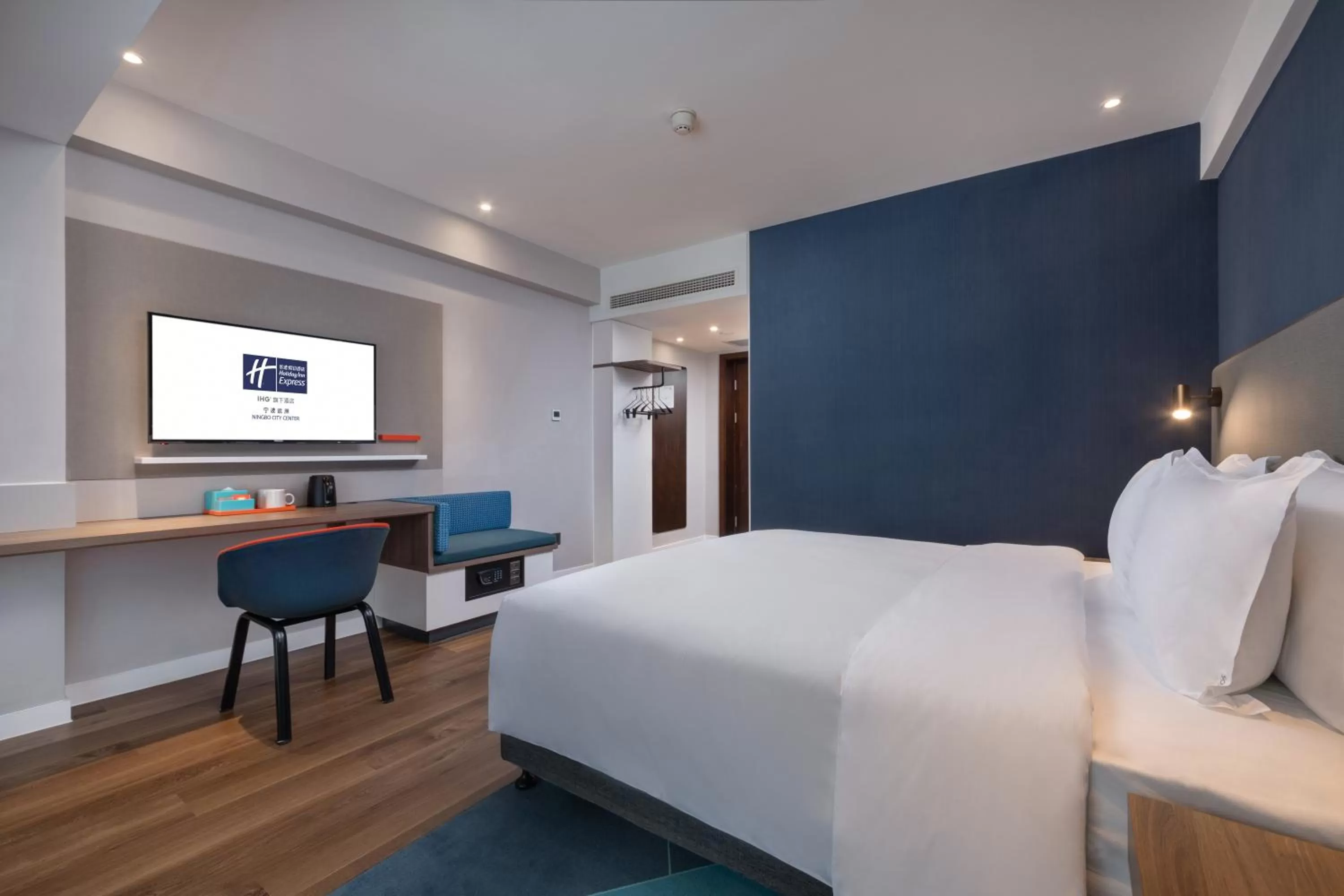 Bedroom, Bed in Holiday Inn Express Ningbo City Center by IHG