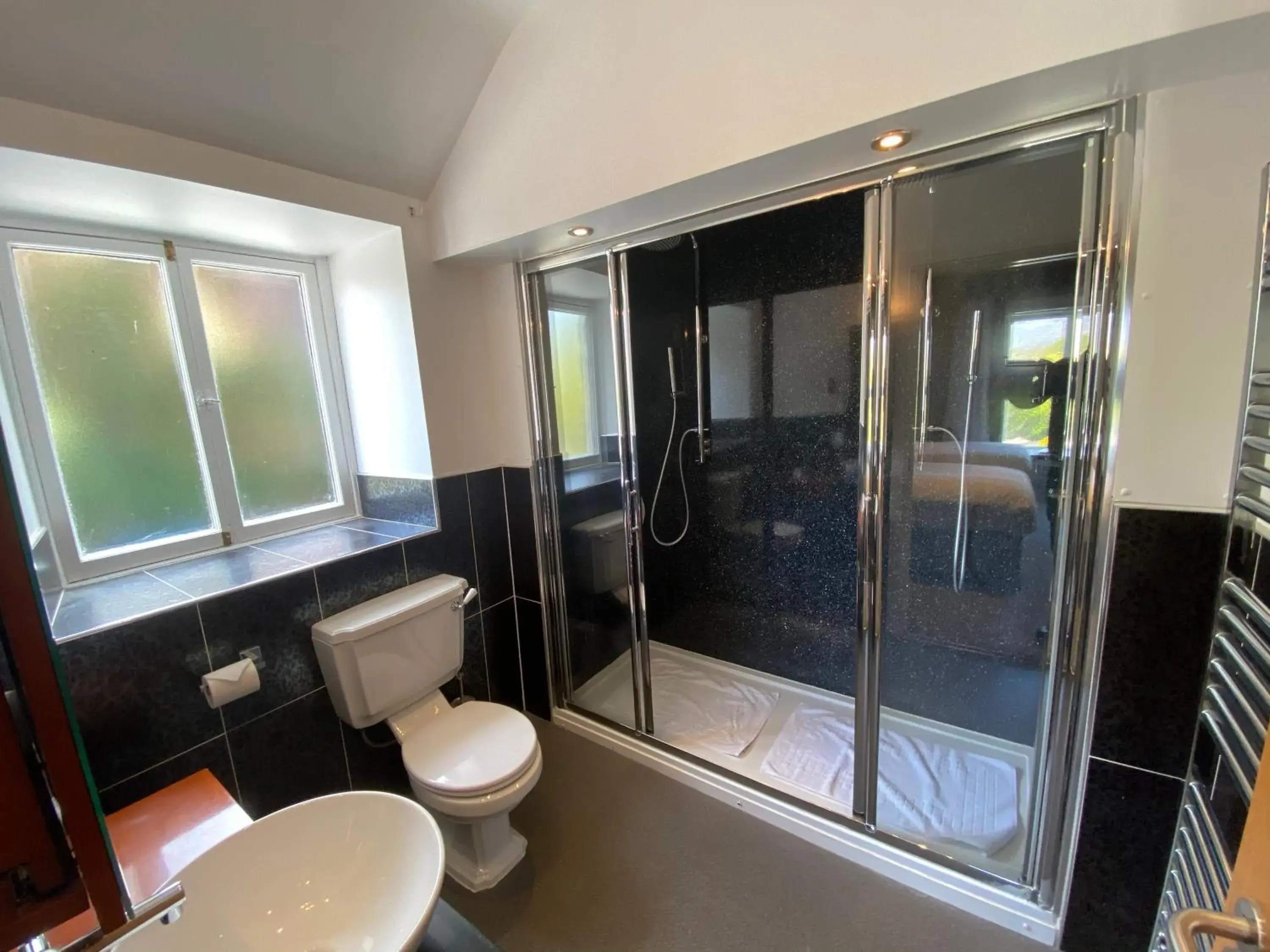 Bathroom in Aberdunant Hall Country Hotel