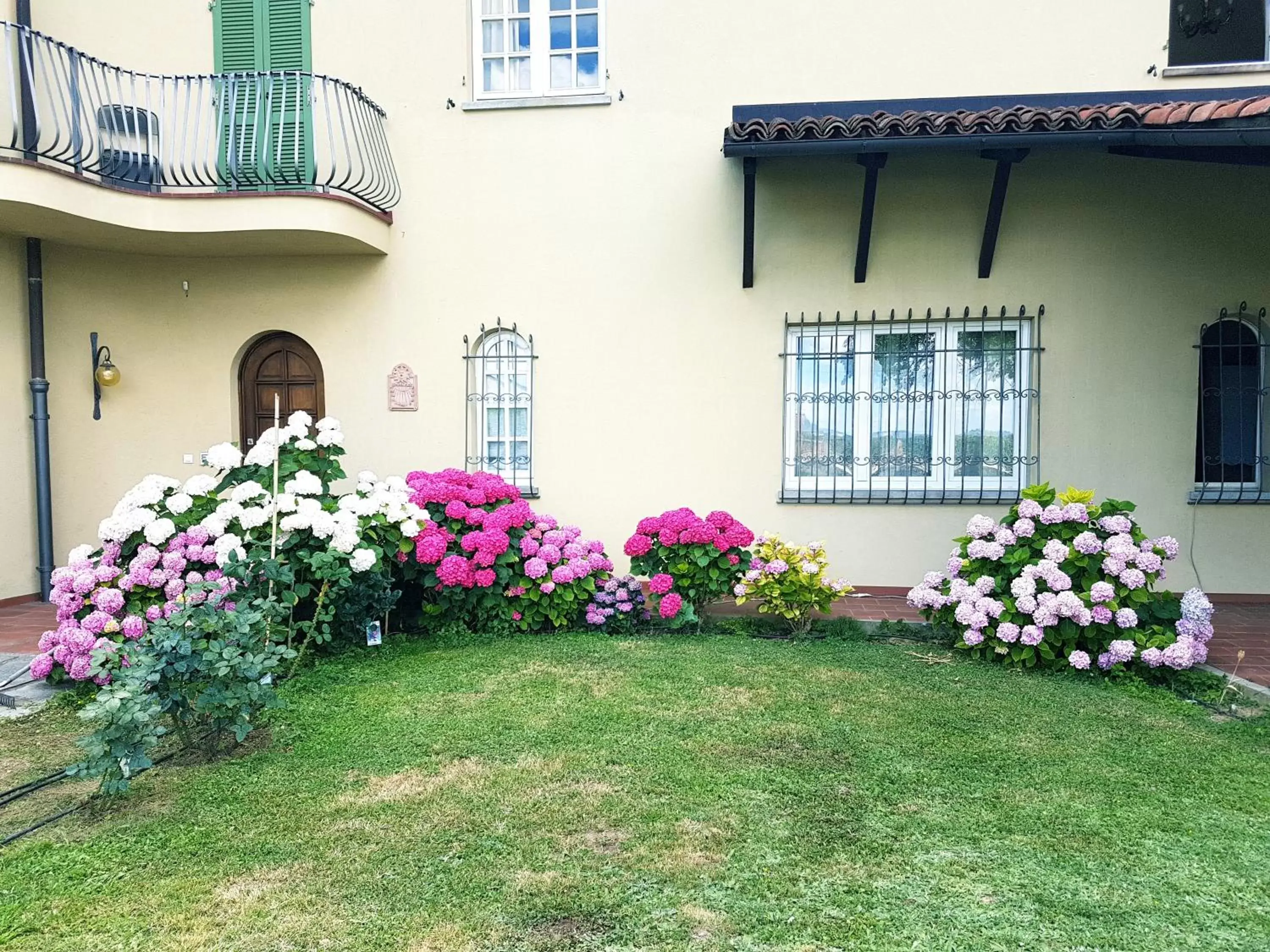 Garden view, Property Building in Villa Bellavista Alba, B&B