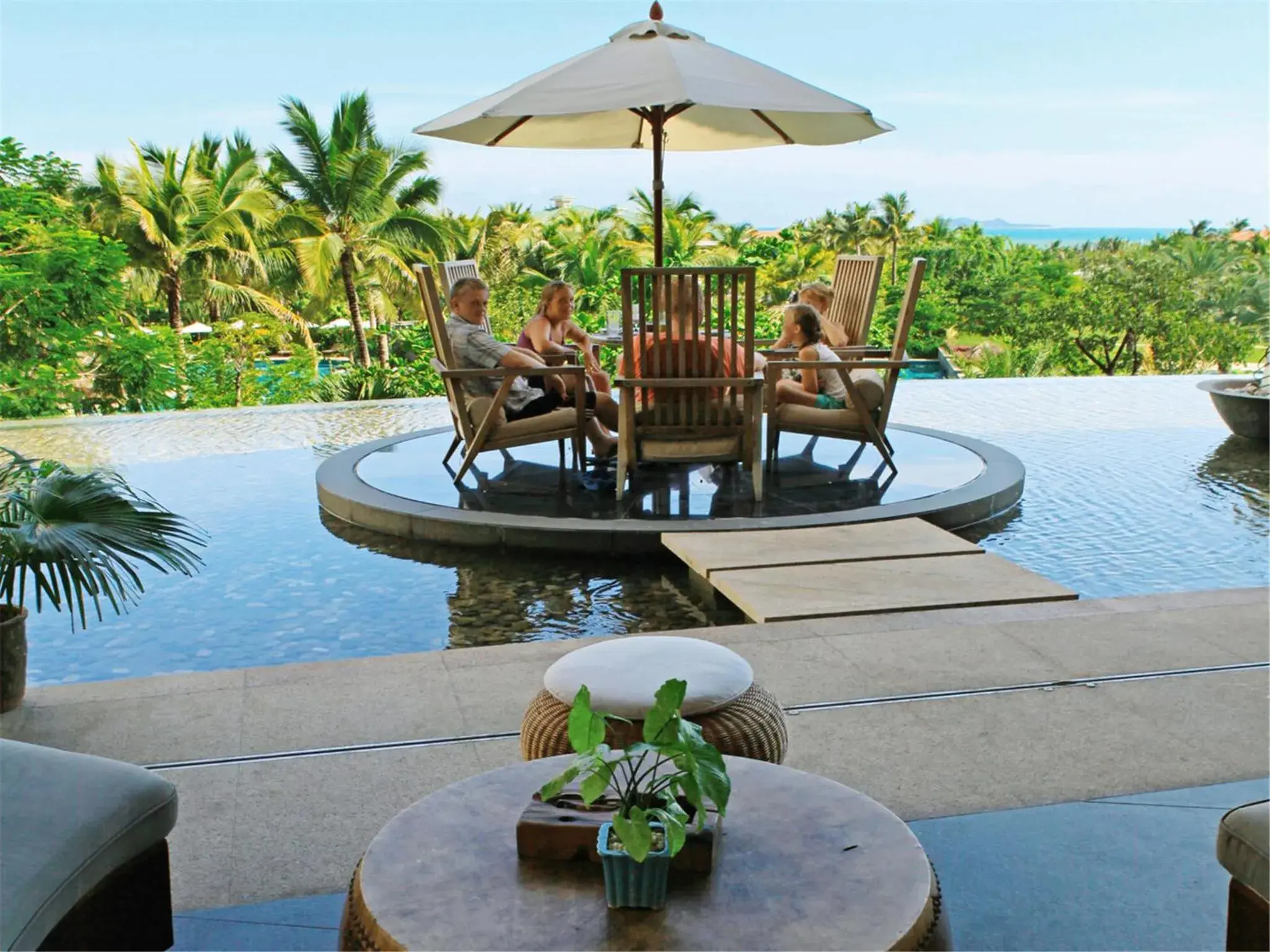 Lounge or bar, Swimming Pool in Howard Johnson Resort Sanya Bay