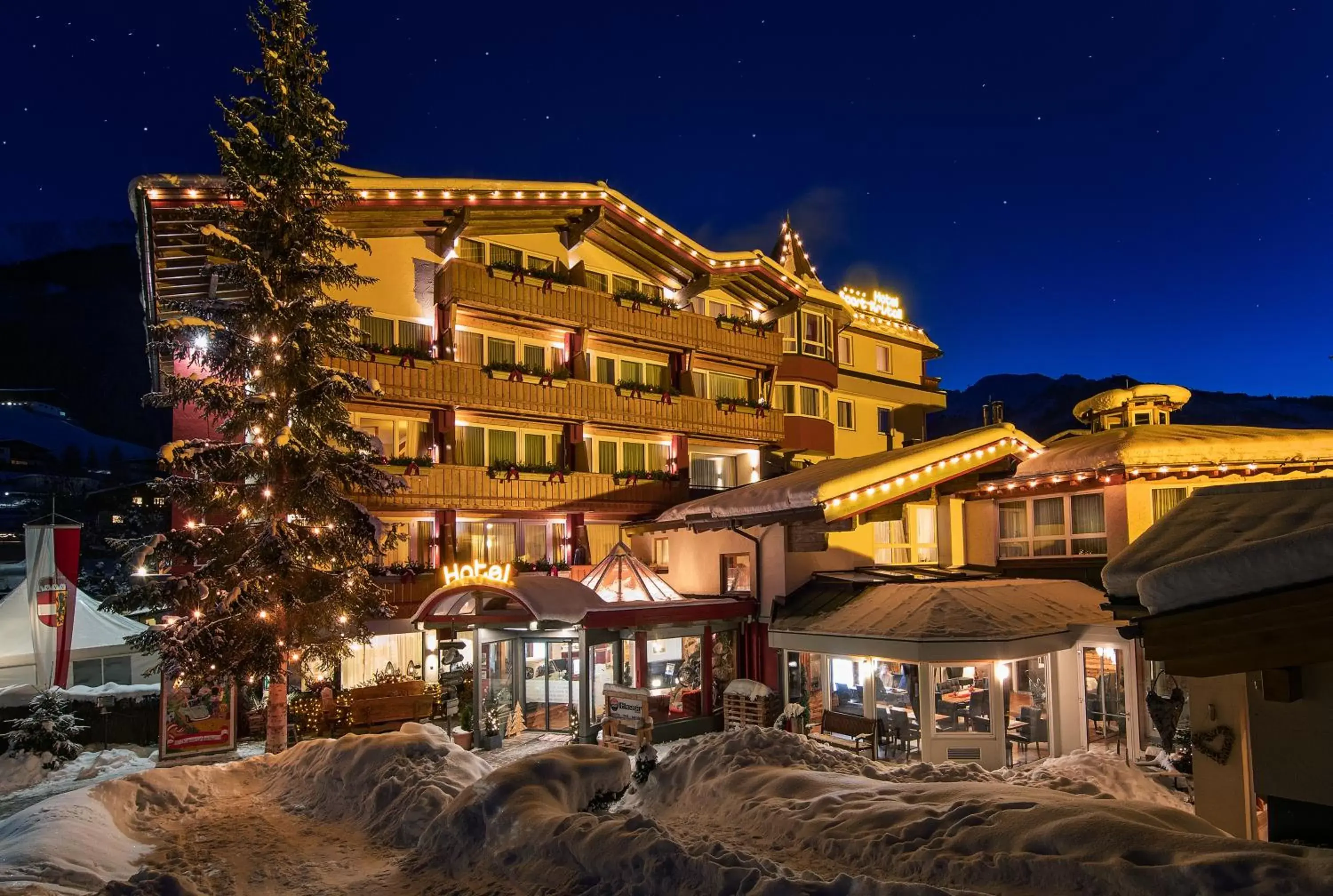 Property building, Winter in Vötter's Hotel