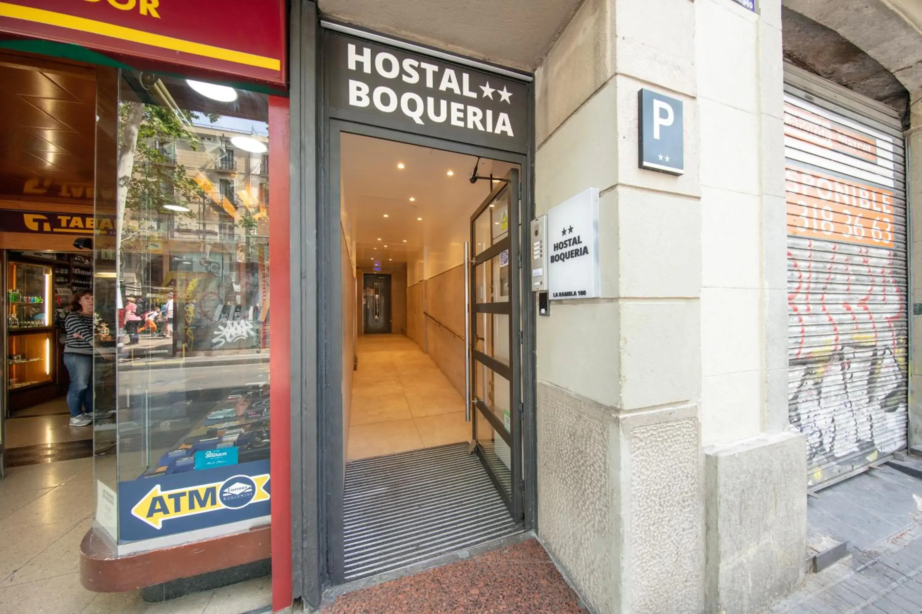 Facade/entrance in Hostal Boqueria