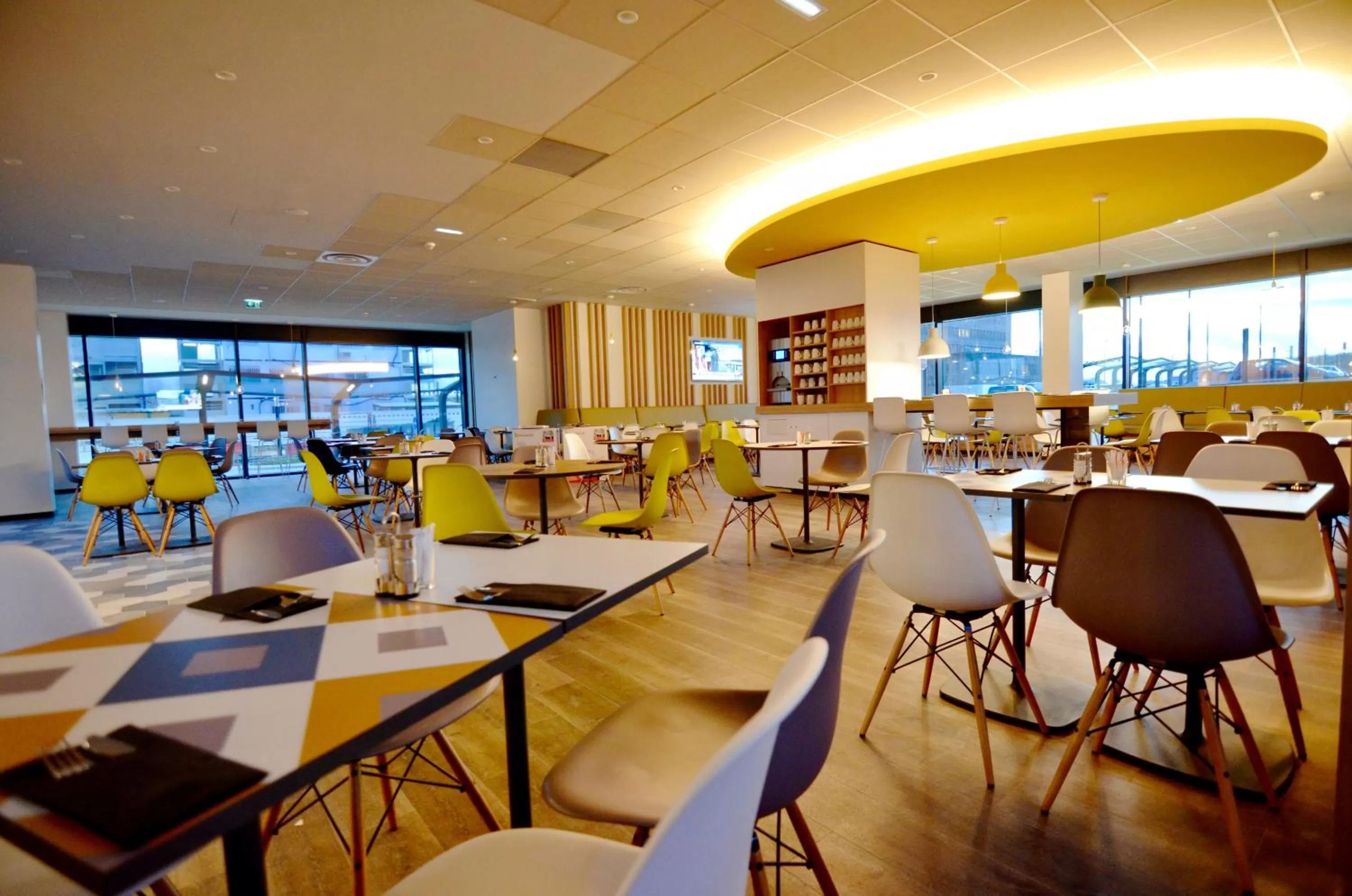 Restaurant/places to eat in Holiday Inn Express - Paris - CDG Airport by IHG