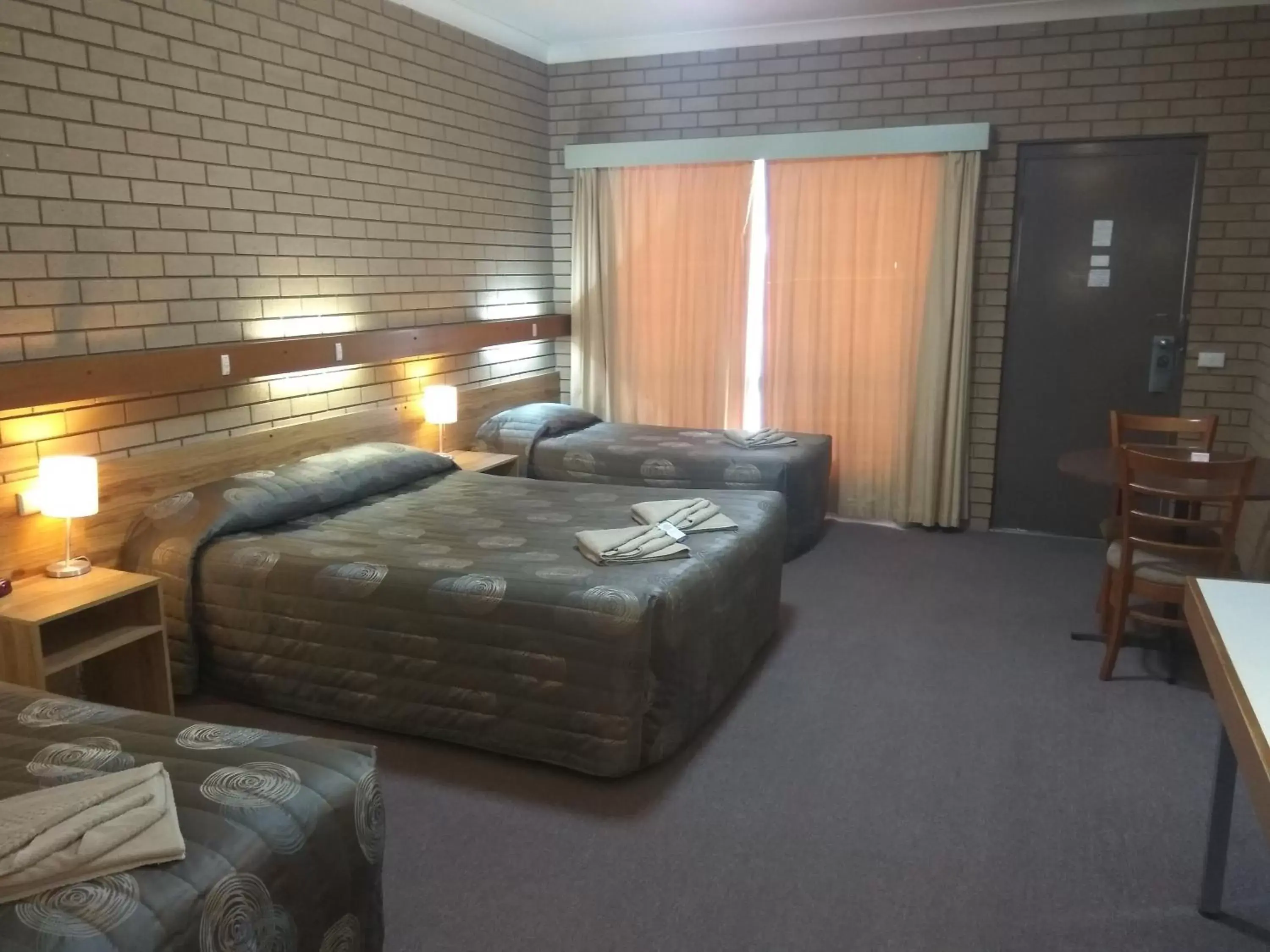 Bed in Holbrook Town Centre Motor Inn