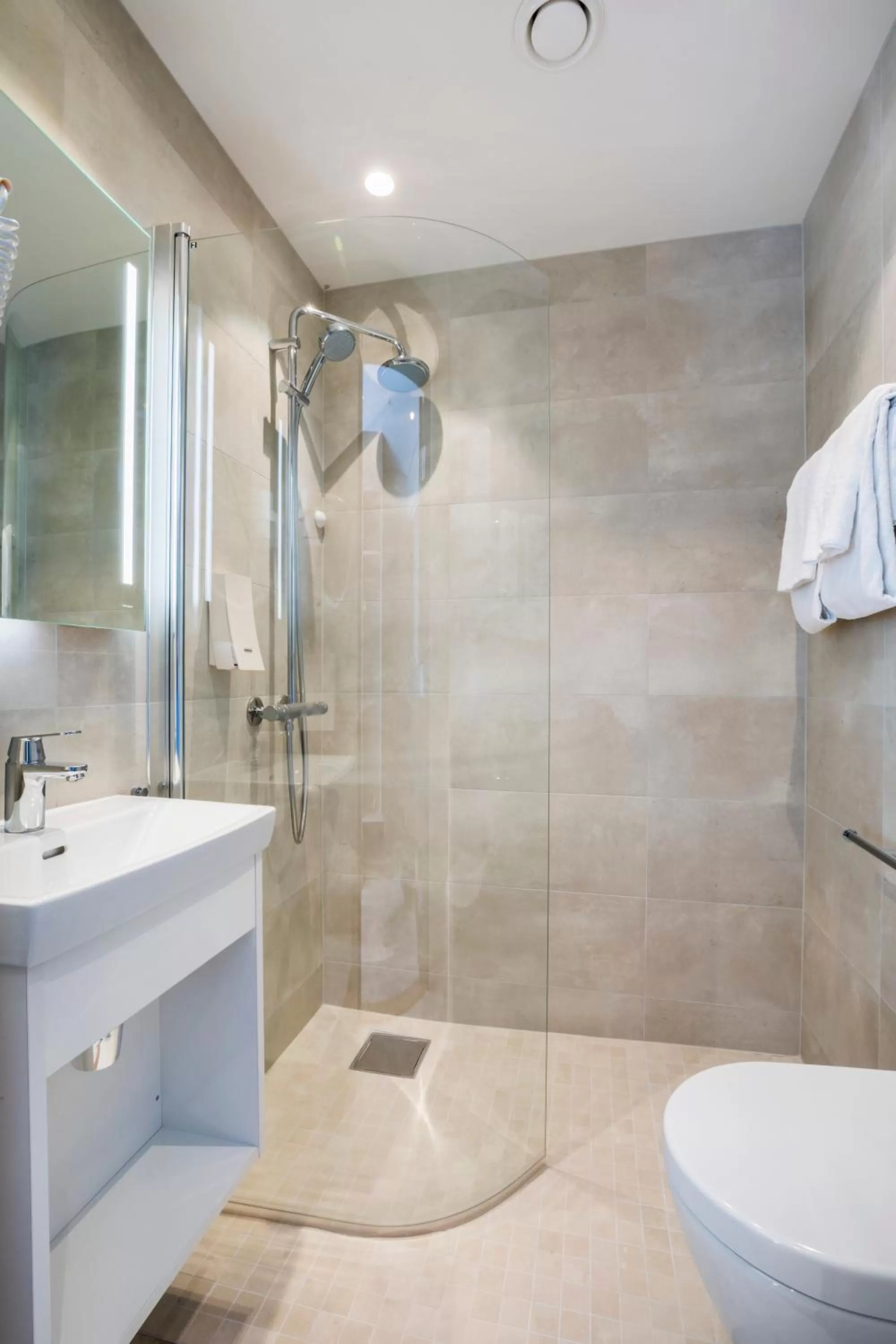 Shower in Bergen Harbour Hotel, WorldHotels Crafted