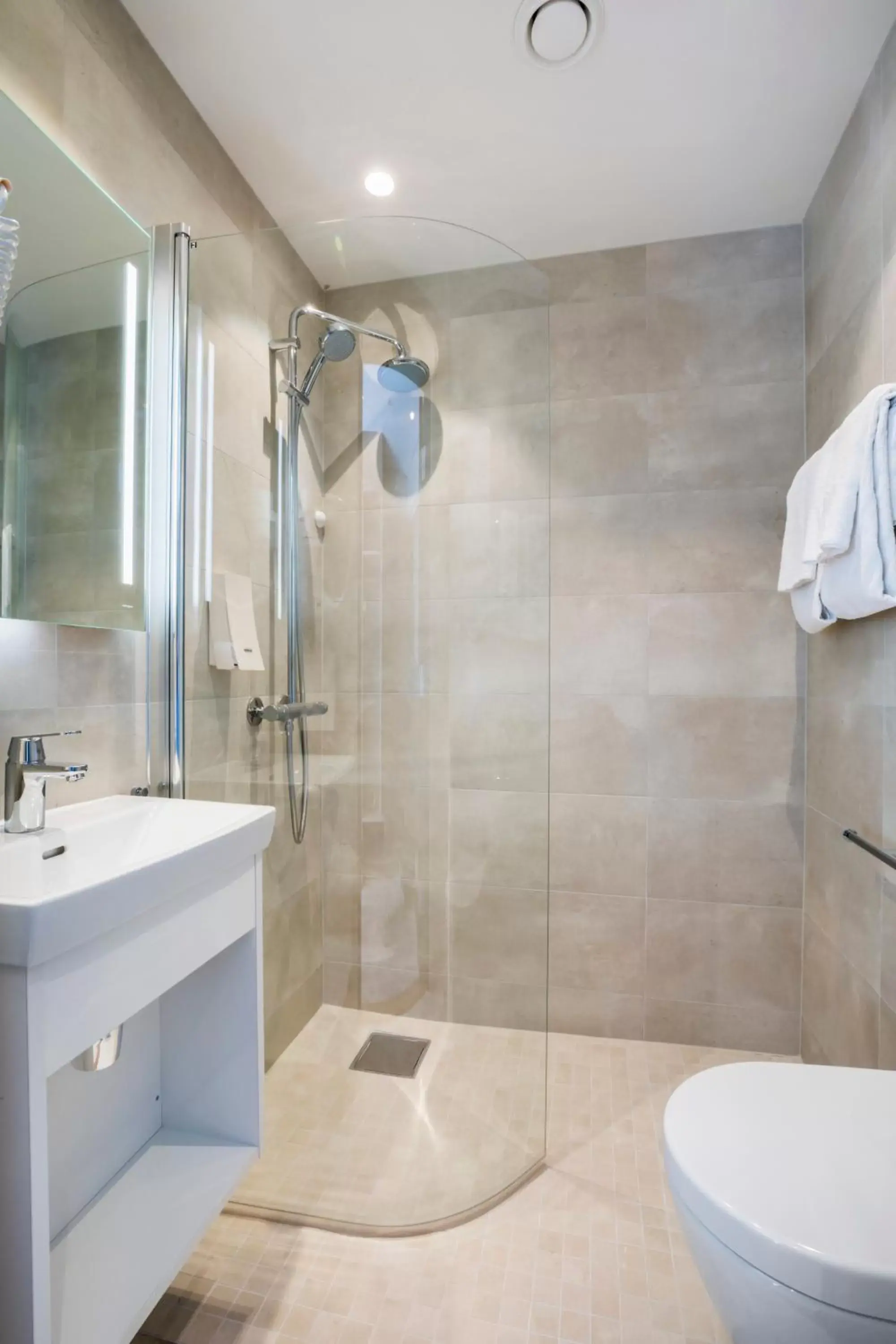 Shower, Bathroom in Bergen Harbour Hotel, WorldHotels Crafted