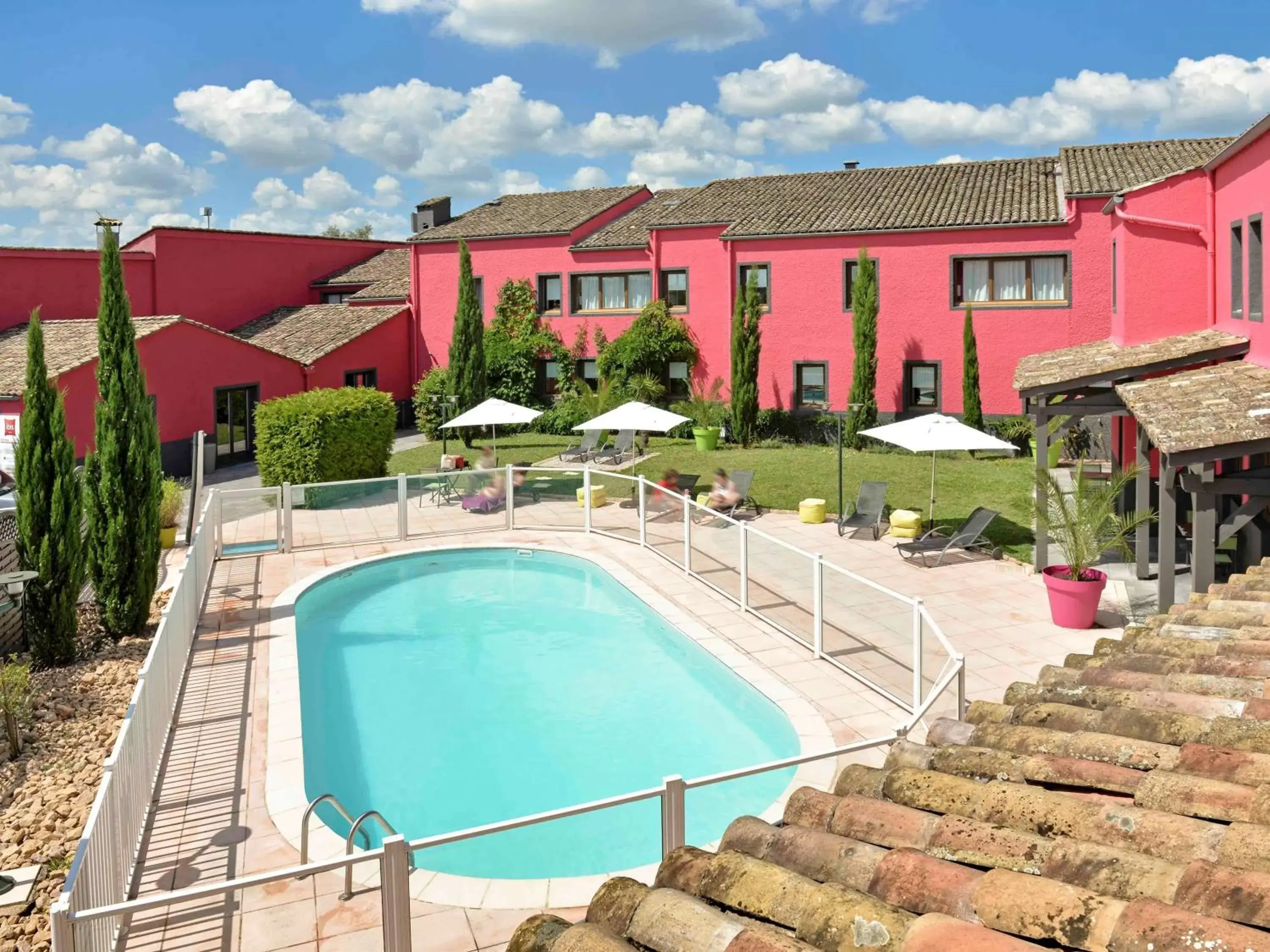 Property building, Pool View in ibis Macon Sud Crêches