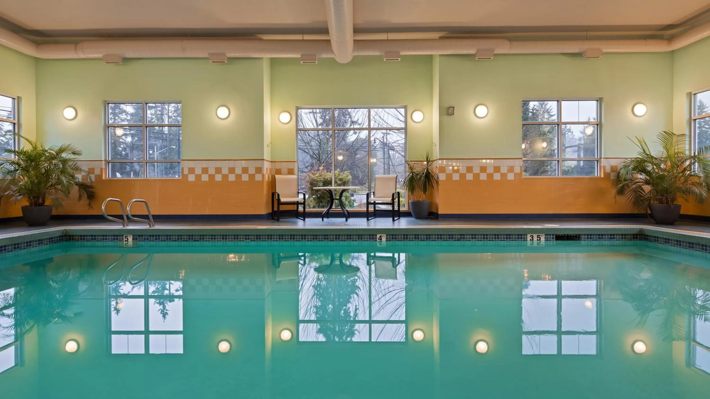 Swimming pool in Best Western PLUS Chemainus Inn