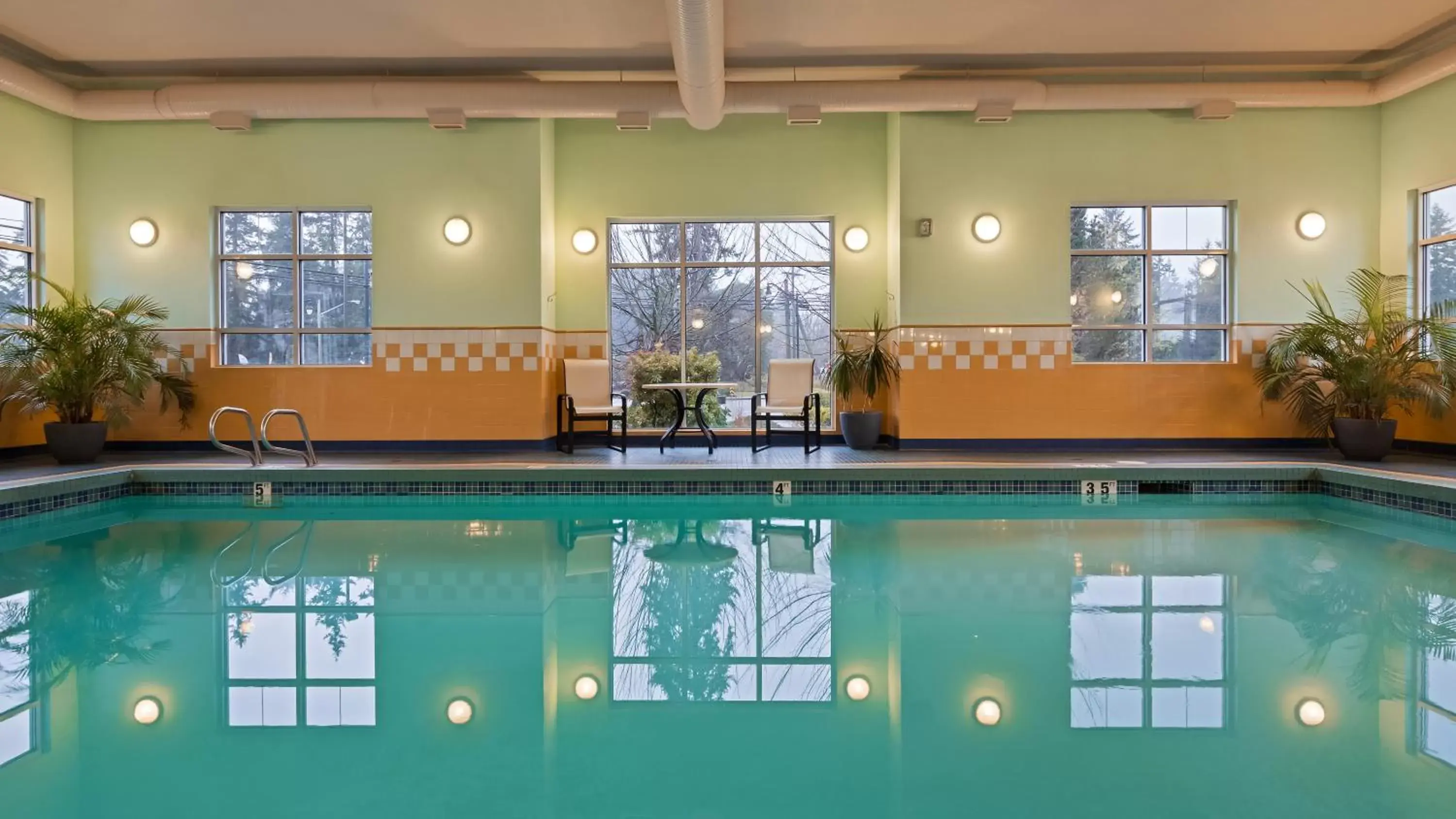 Swimming Pool in Best Western PLUS Chemainus Inn