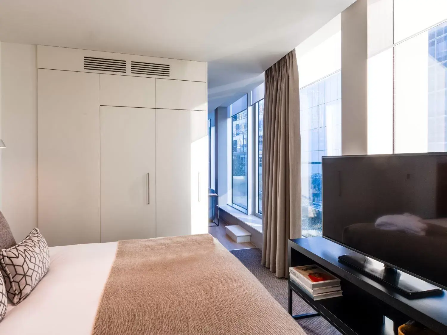 Bedroom, TV/Entertainment Center in Clayton Hotel London Wall