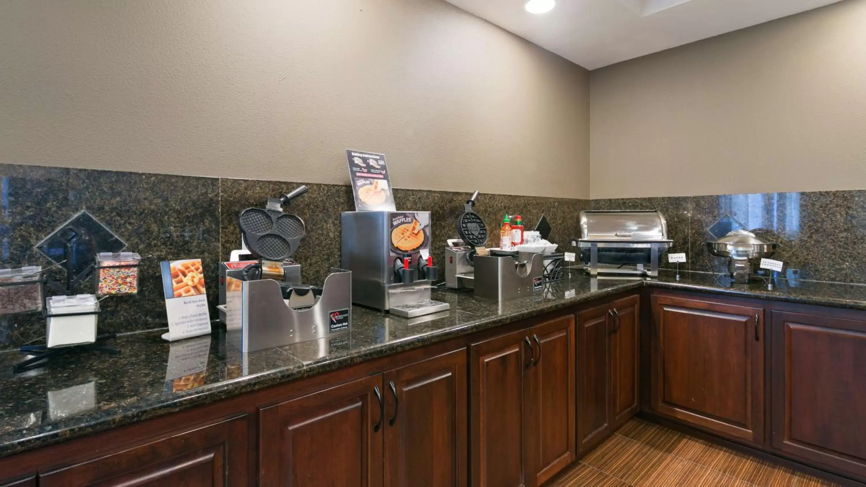 Restaurant/places to eat, Kitchen/Kitchenette in Best Western Plus Port of Camas-Washougal Convention Center