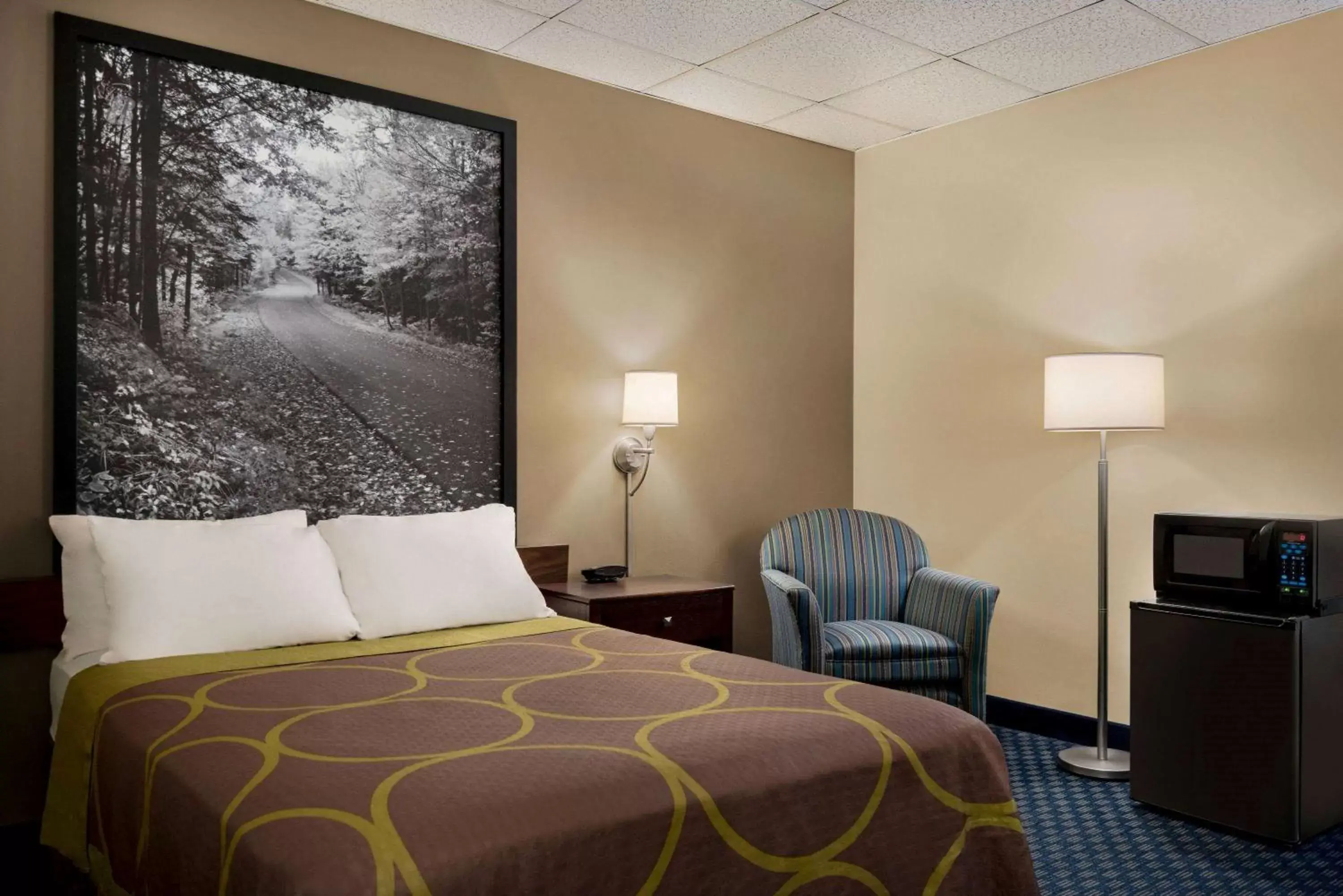 Photo of the whole room, Bed in Super 8 by Wyndham Liverpool/Syracuse North Airport