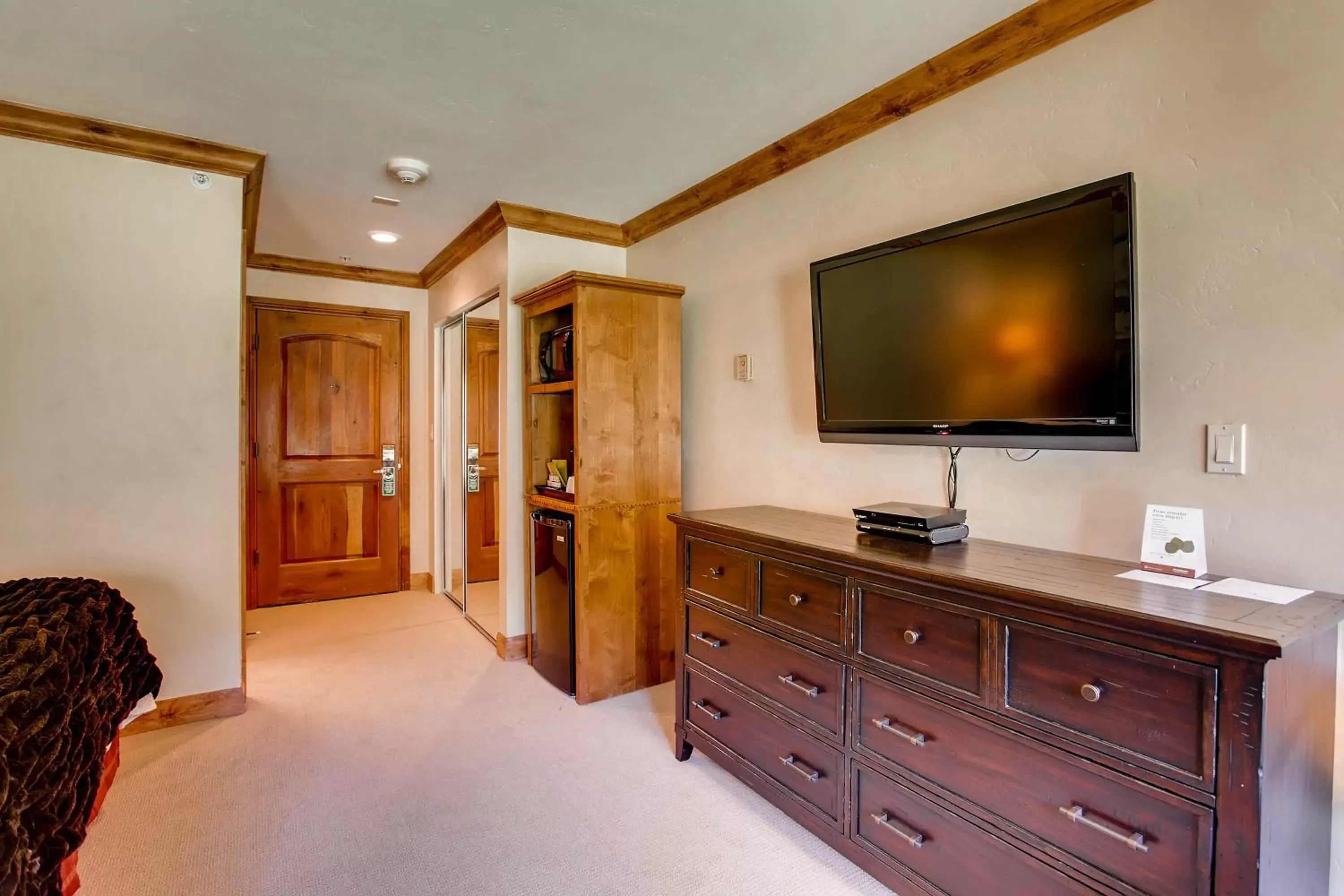 TV and multimedia, TV/Entertainment Center in Lion Square Lodge