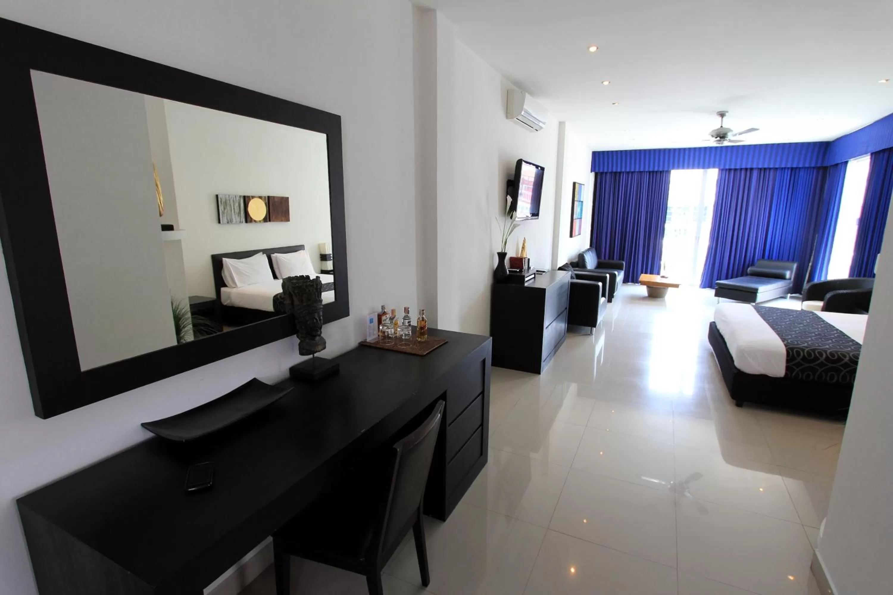 Photo of the whole room, Bed in East Suites