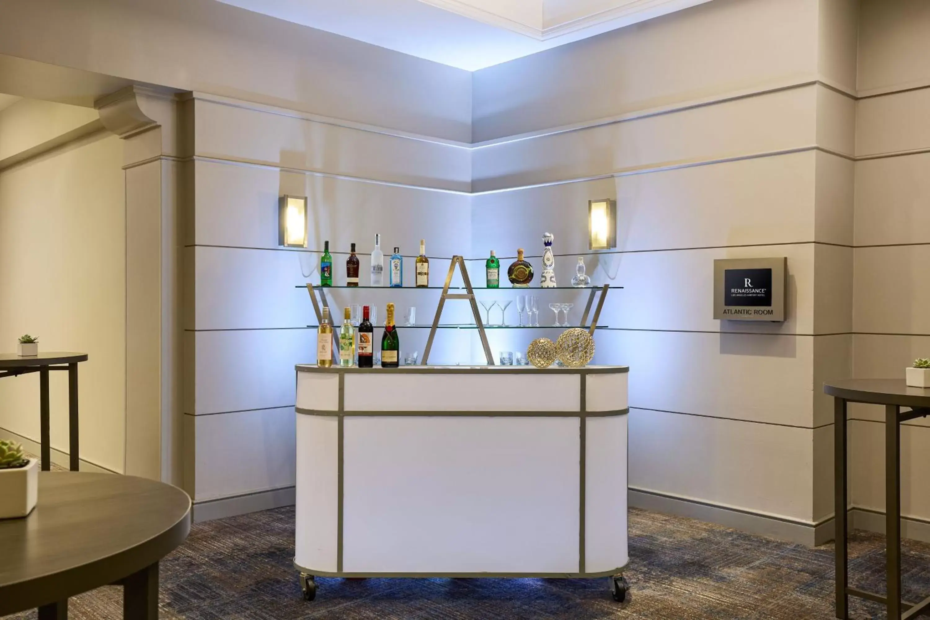 Meeting/conference room, Kitchen/Kitchenette in Renaissance Los Angeles Airport Hotel