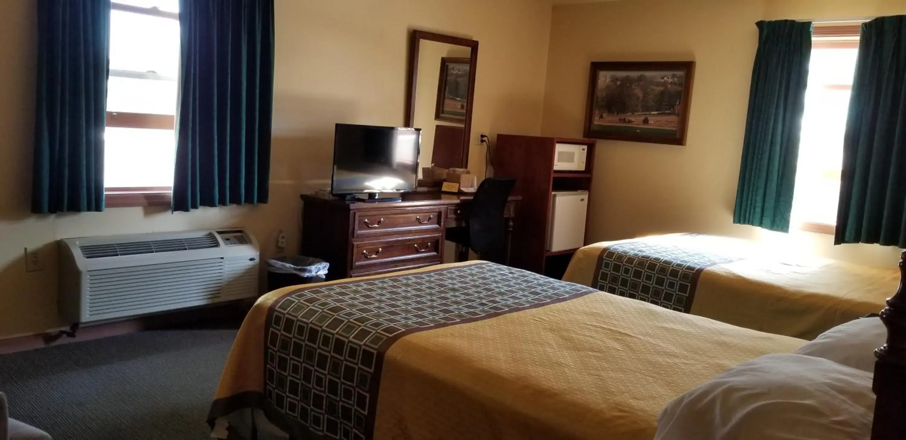 Photo of the whole room, Bed in Classic Inn Lancaster