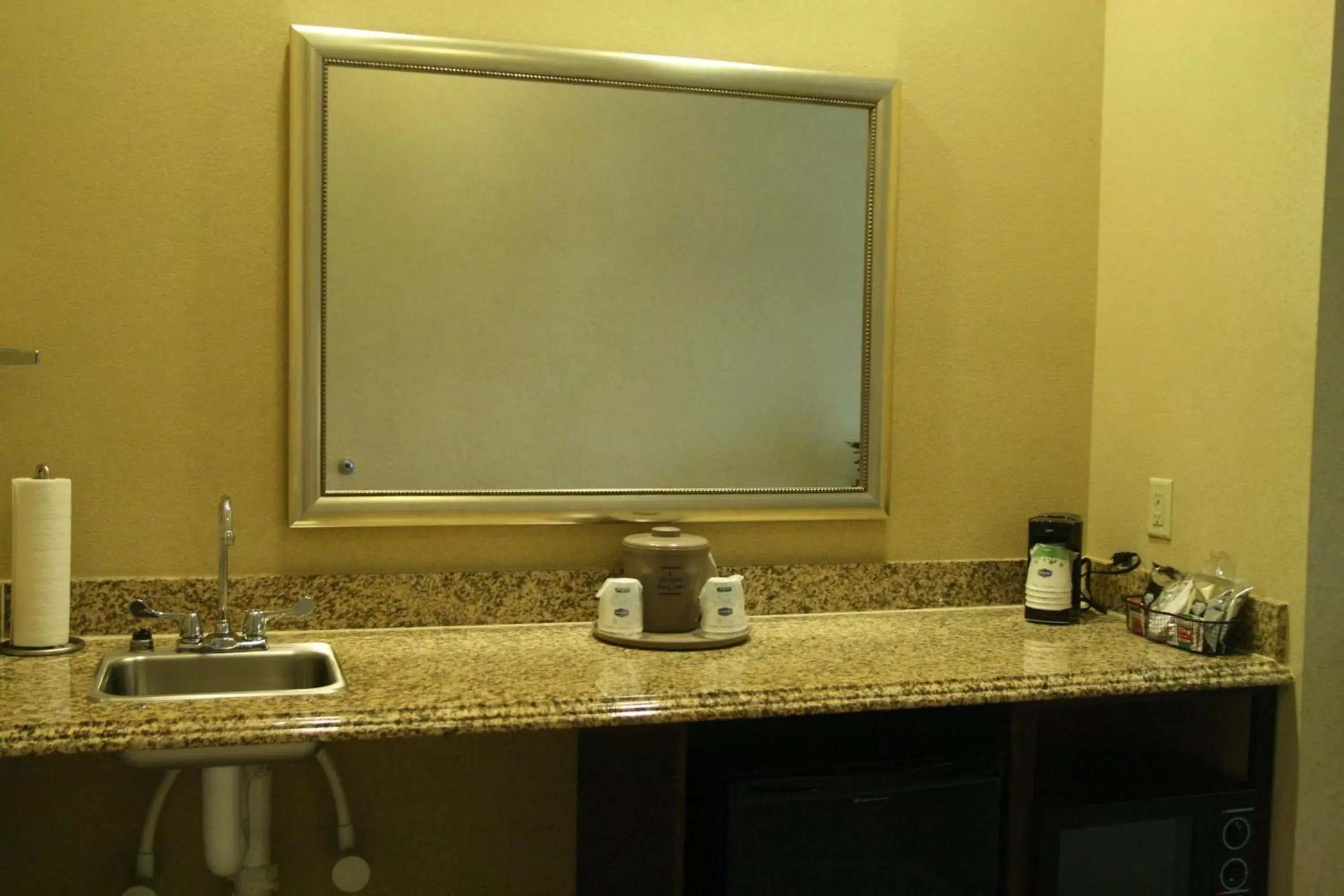 Kitchen or kitchenette, Bathroom in Hampton Inn & Suites Abilene I-20