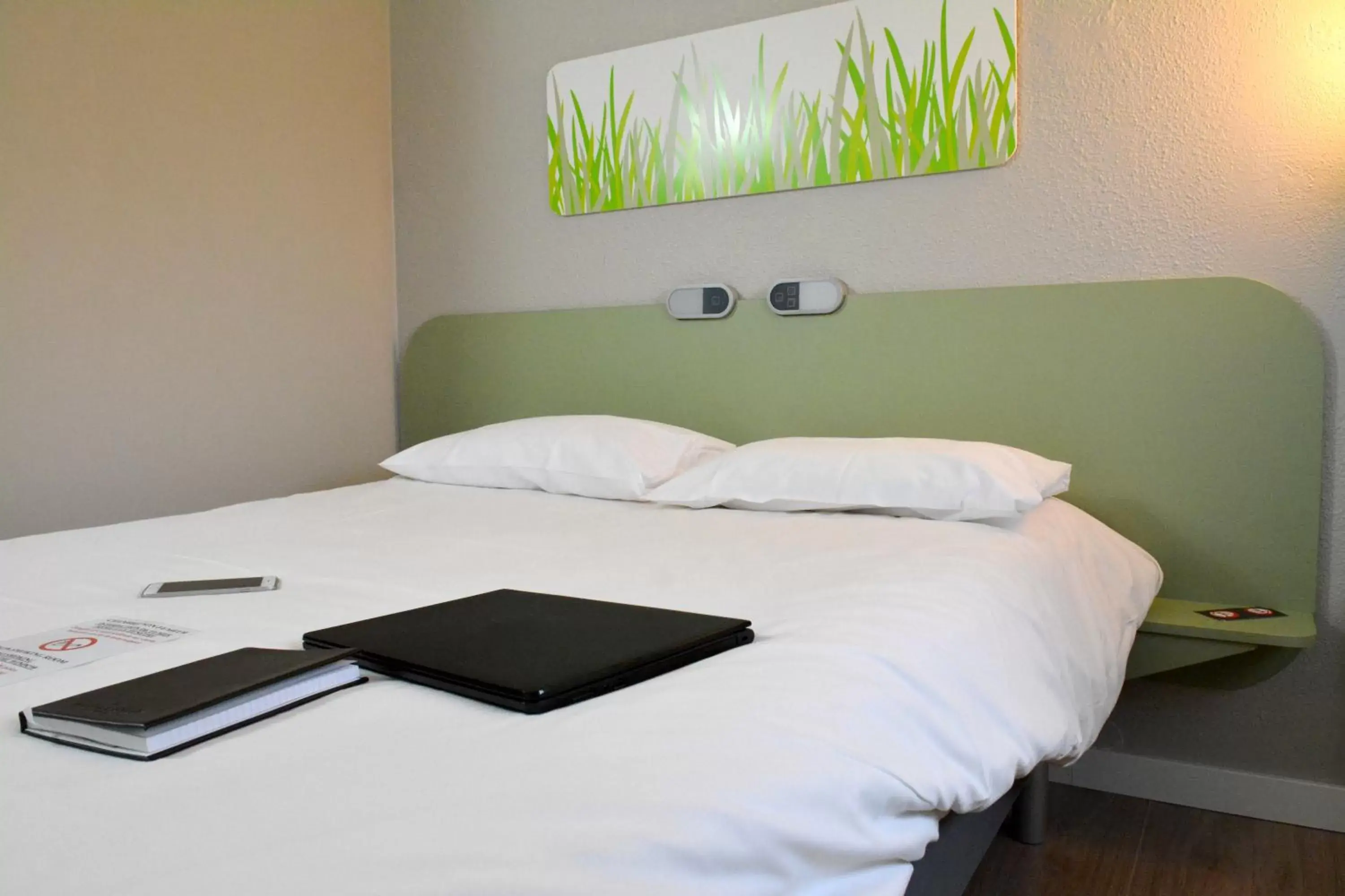 Bedroom, Bed in ibis budget Rouen Parc des Expos Zenith